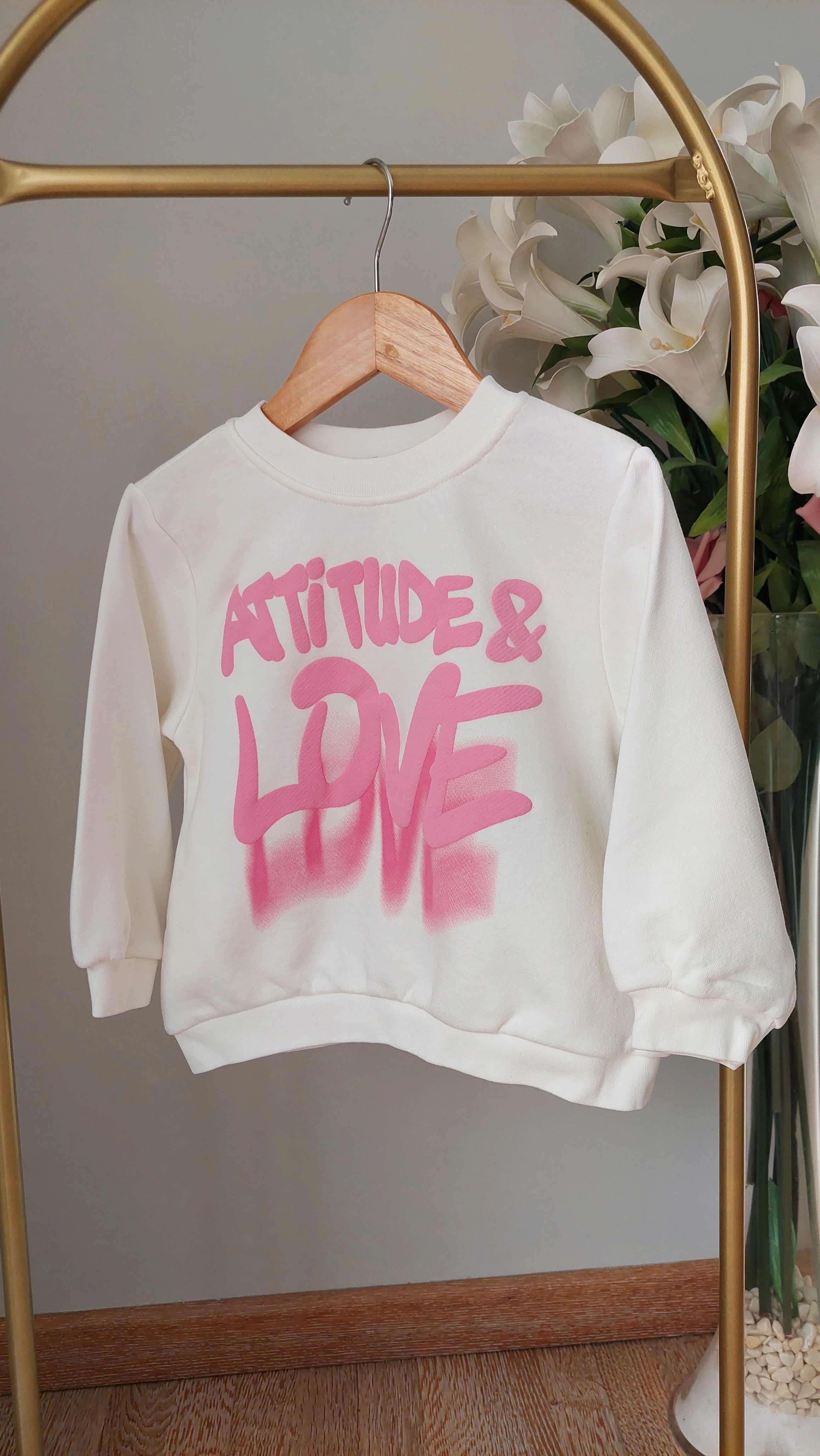 Beyaz Üzerine Pembe Yazı Detaylı Sweatshirt 