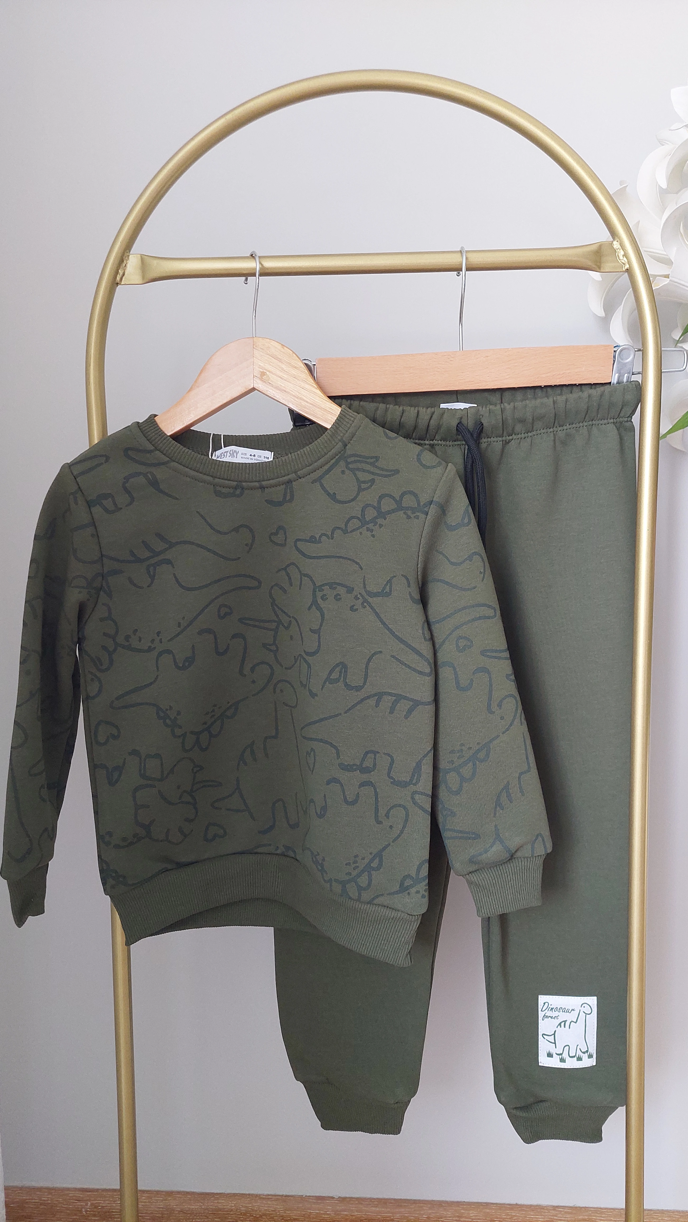 Yeşil, Dinozor Baskılı Takım