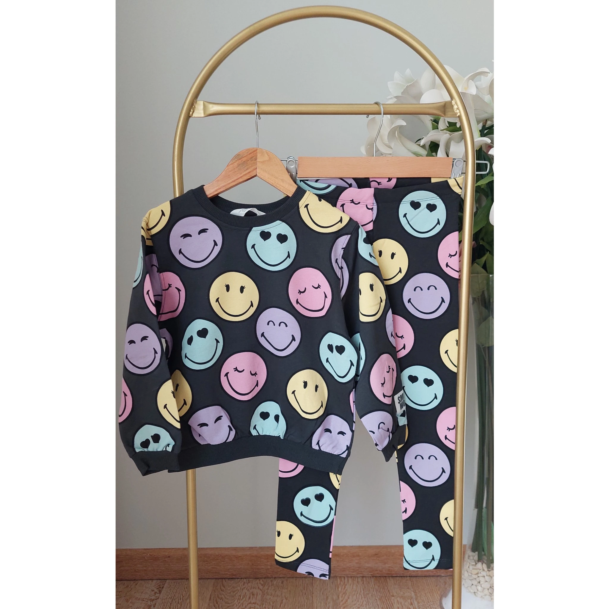 Füme Renk Üzerine Gülen Yüz Takım