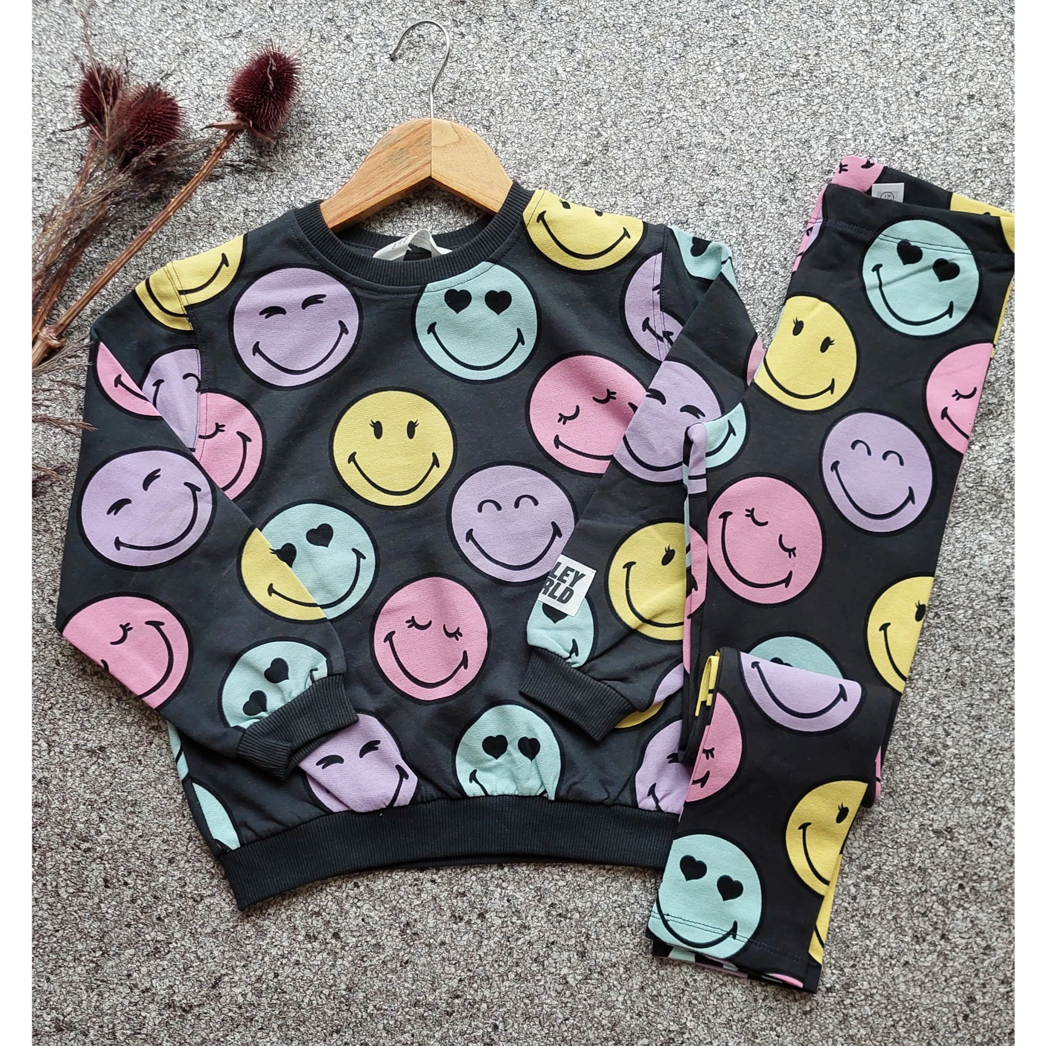 Füme Renk Üzerine Gülen Yüz Takım