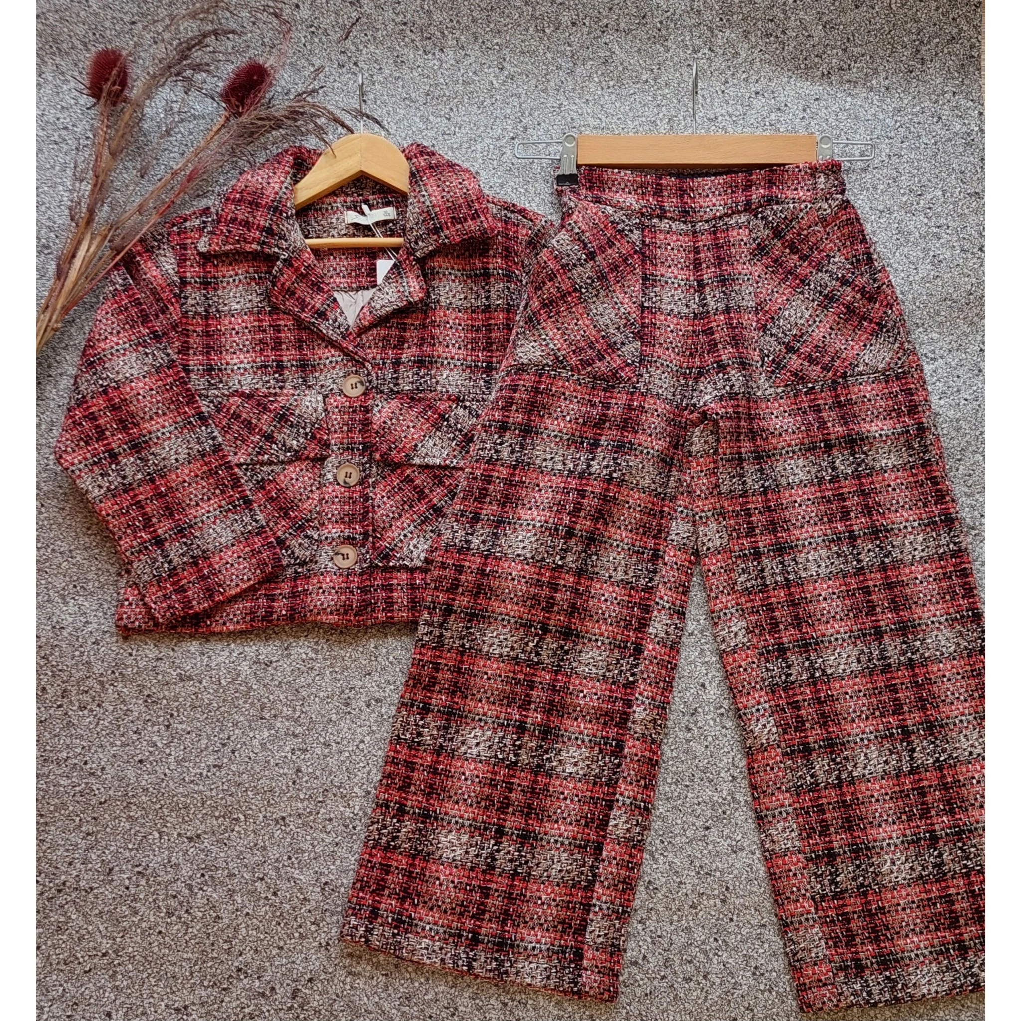 Kırmızı, Siyah Renklerinde Ceketli Takım