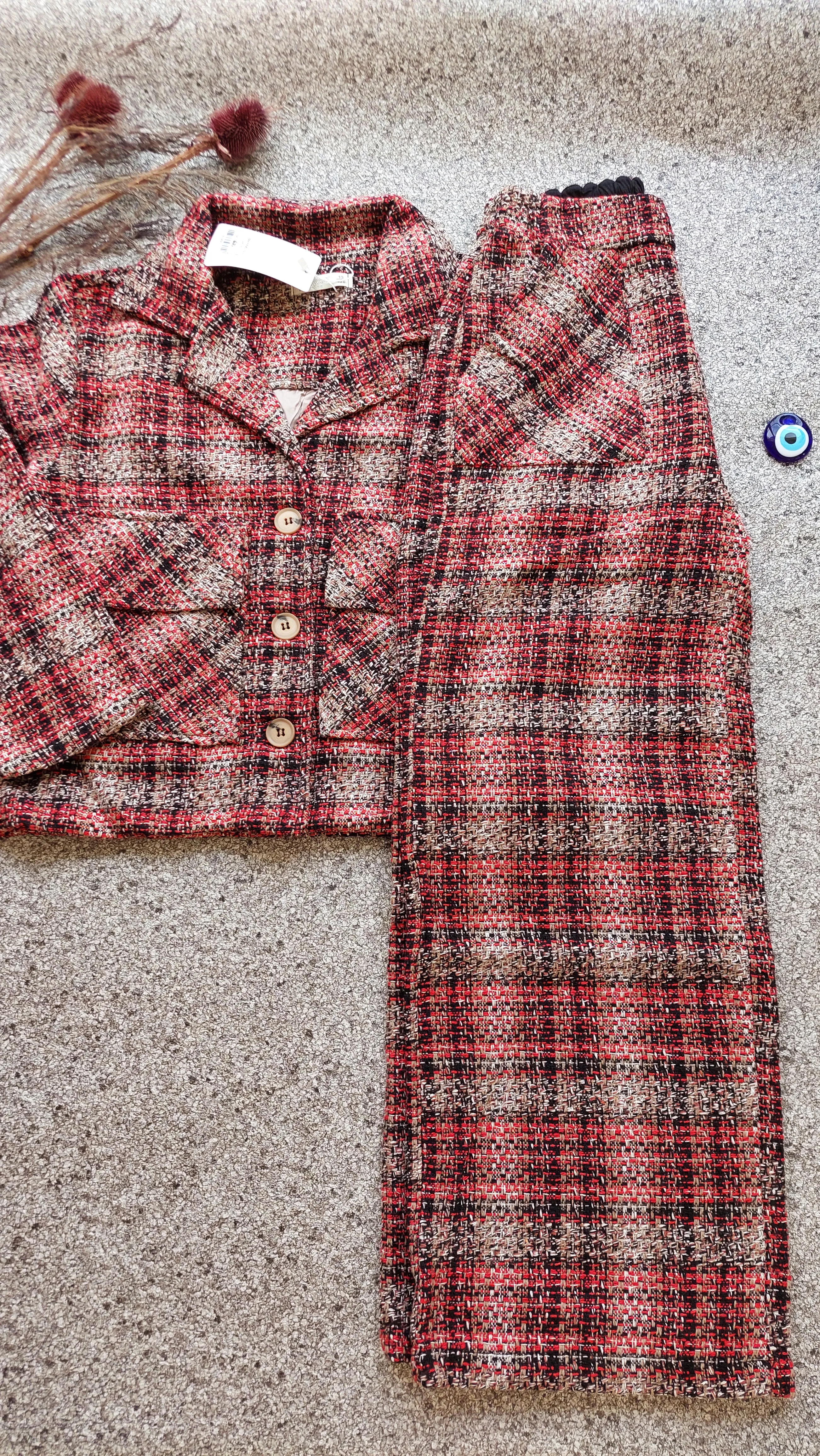 Kırmızı, Siyah Renklerinde Ceketli Takım