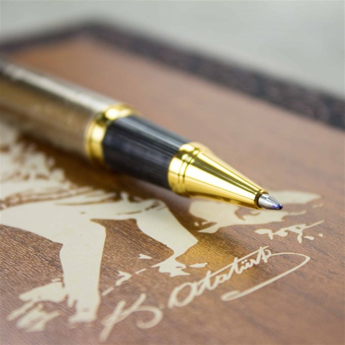 Kişiye Özel Ahşap Kapaklı Atatürk Silüetli Defter ve Atatürk Silüetli Kabartmalı Metal Kalem Seti