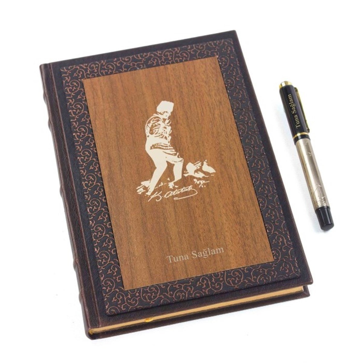 Kişiye Özel Ahşap Kapaklı Atatürk Silüetli Defter ve Atatürk Silüetli Kabartmalı Metal Kalem Seti