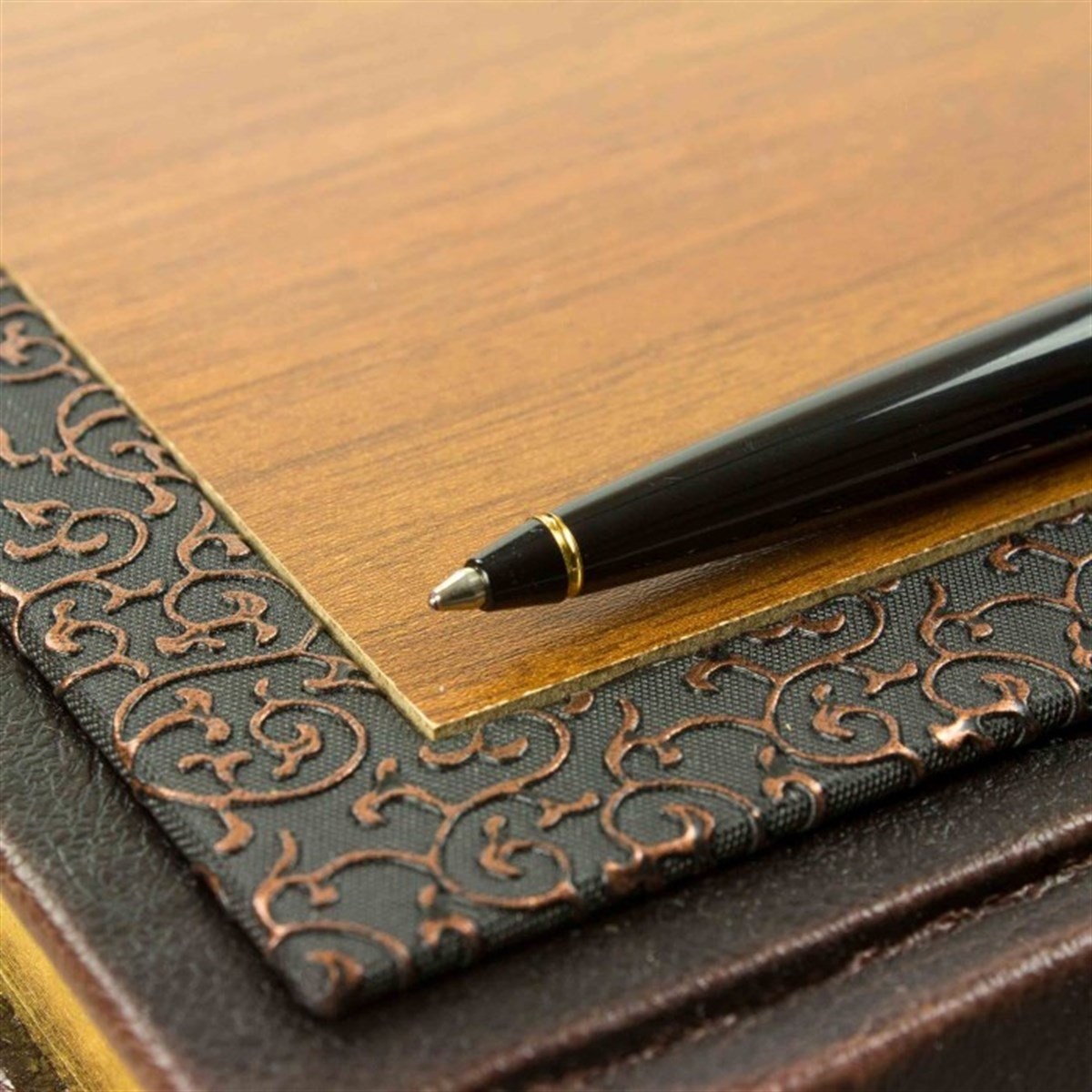 Kişiye Özel Deri İşlemeli Ahşap Büyük Boy Defter ve Kalem Seti