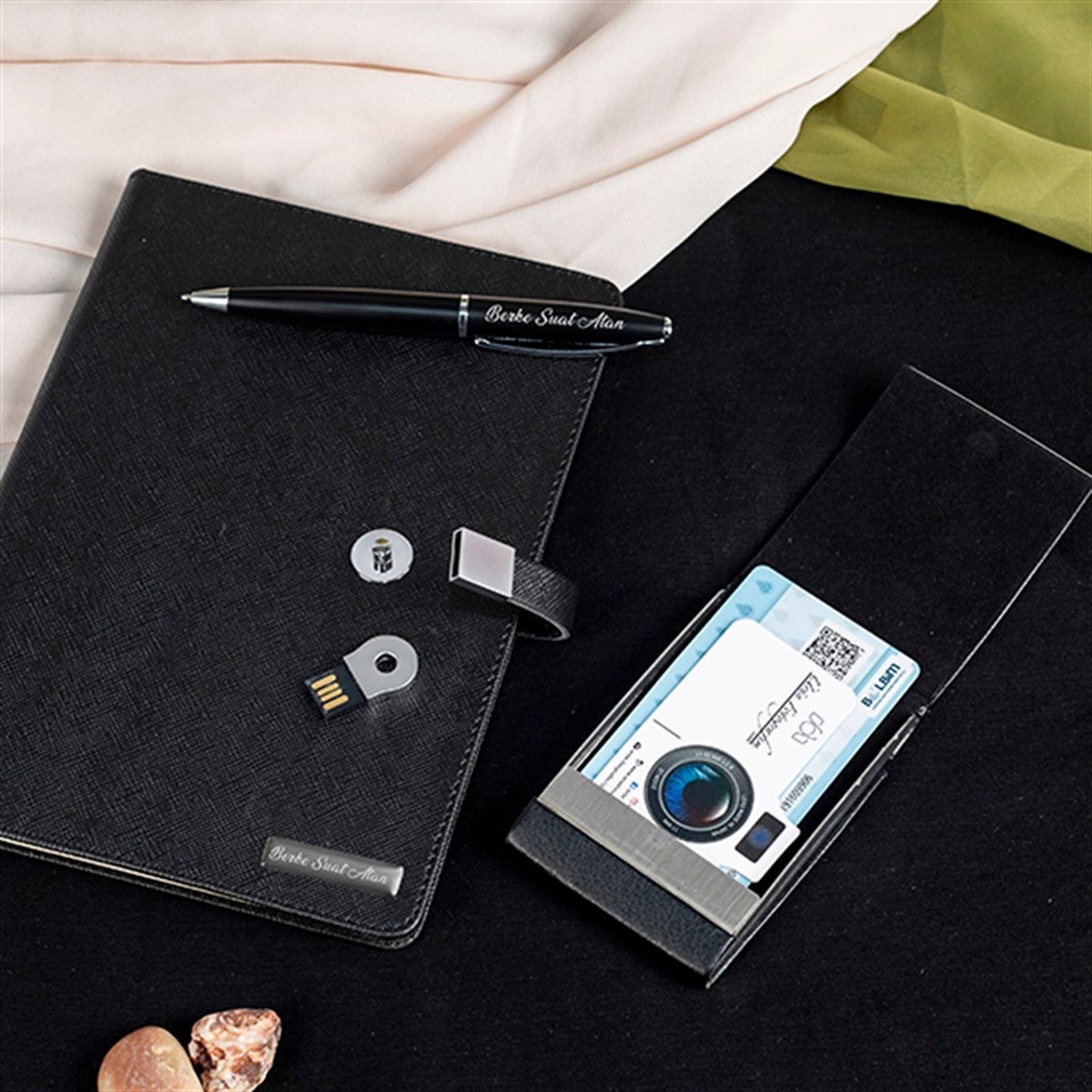 Kişiye Özel Usb'li Defter Kartvizitlik ve Roller Kalem Kutulu Set