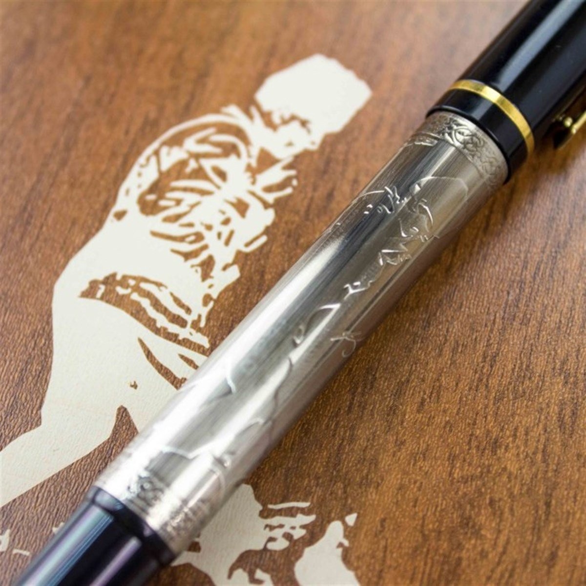 Kişiye Özel Ahşap Kapaklı Atatürk Silüetli Defter ve Atatürk Silüetli Kabartmalı Metal Kalem Seti