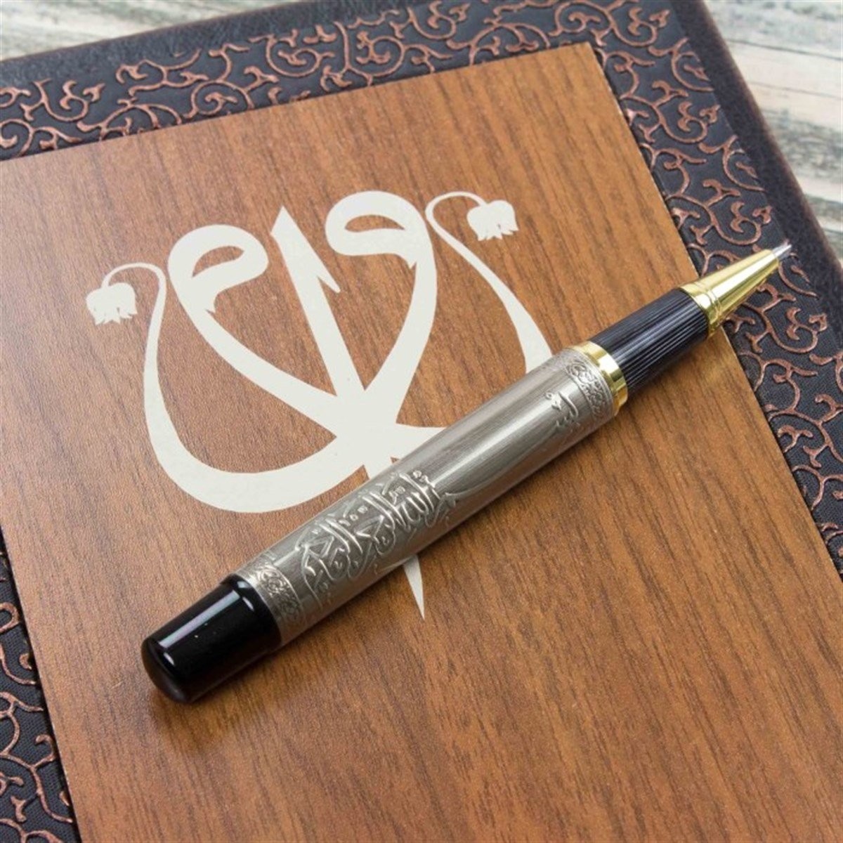 Kişiye Özel Ahşap Kapaklı Vav Temalı Defter ve Roller Besmele Kalem Seti
