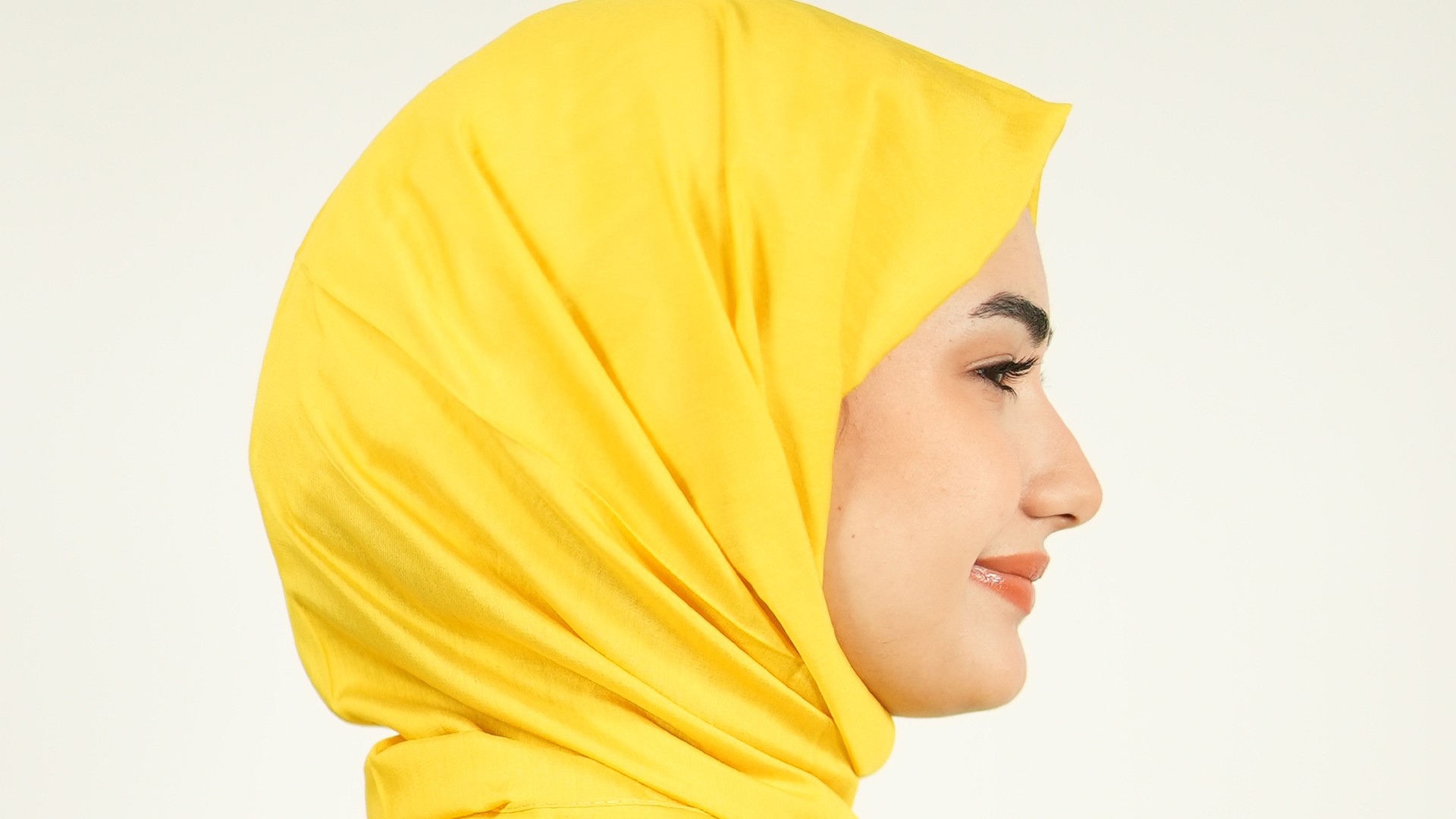 Sarı Şala Hangi Renk Elbise Gider?