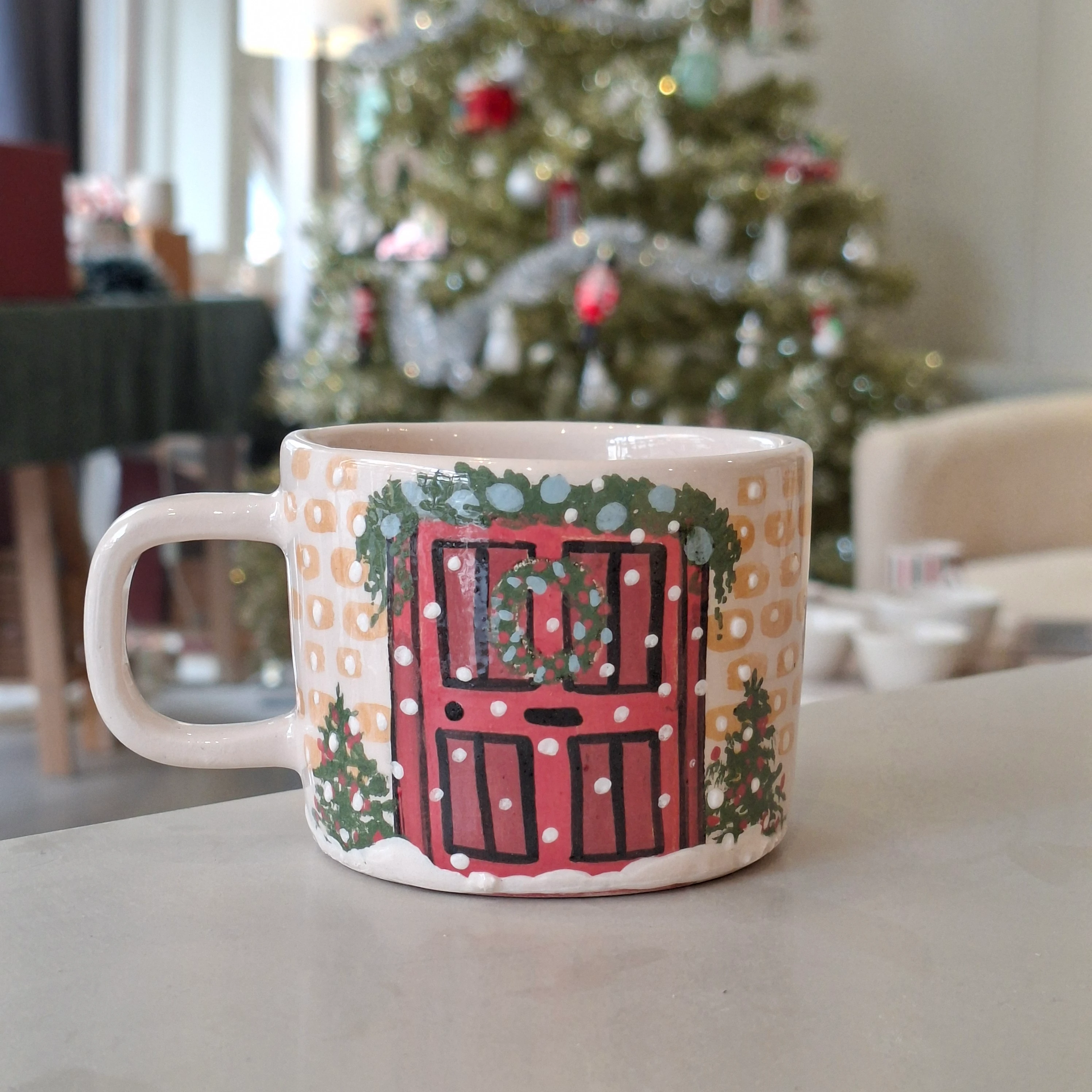 El yapımı seramik kupa kırmızı kapı