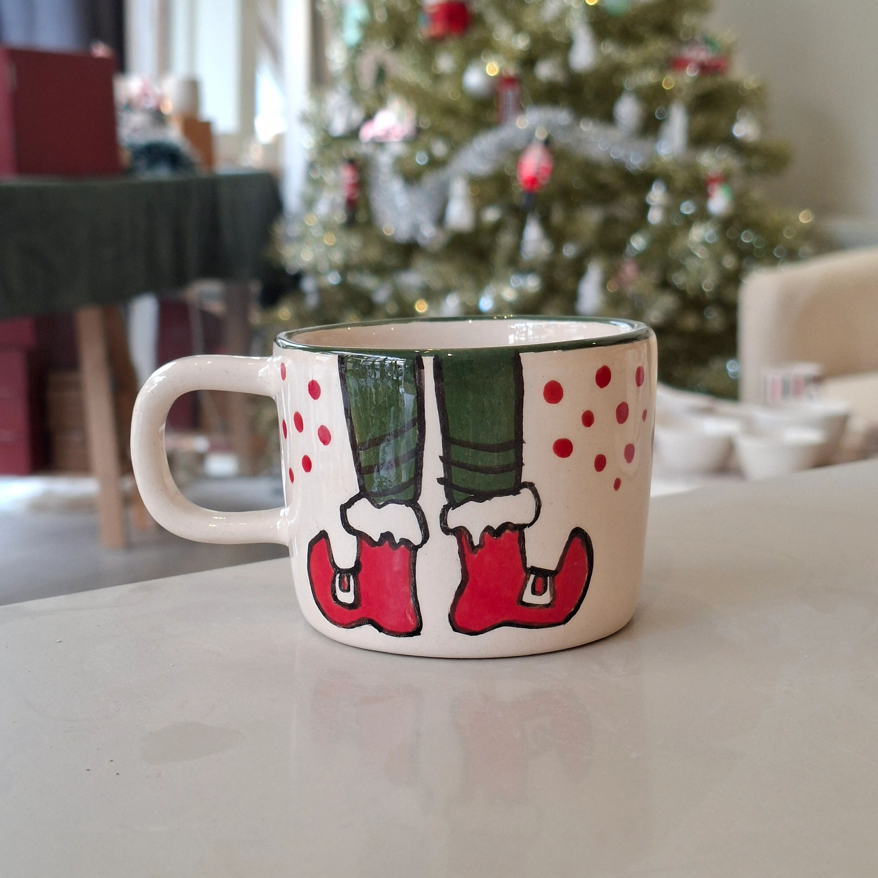 El yapımı seramik kupa yılbaşı cüce