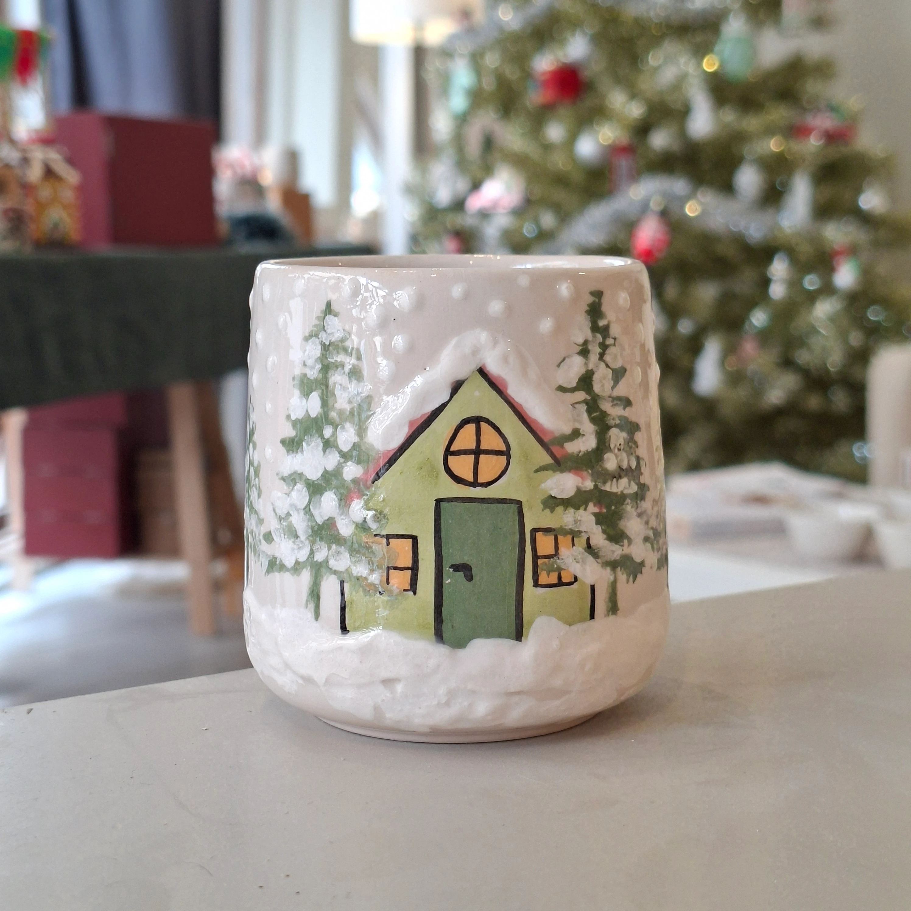 El yapımı seramik kupa yeşil ev