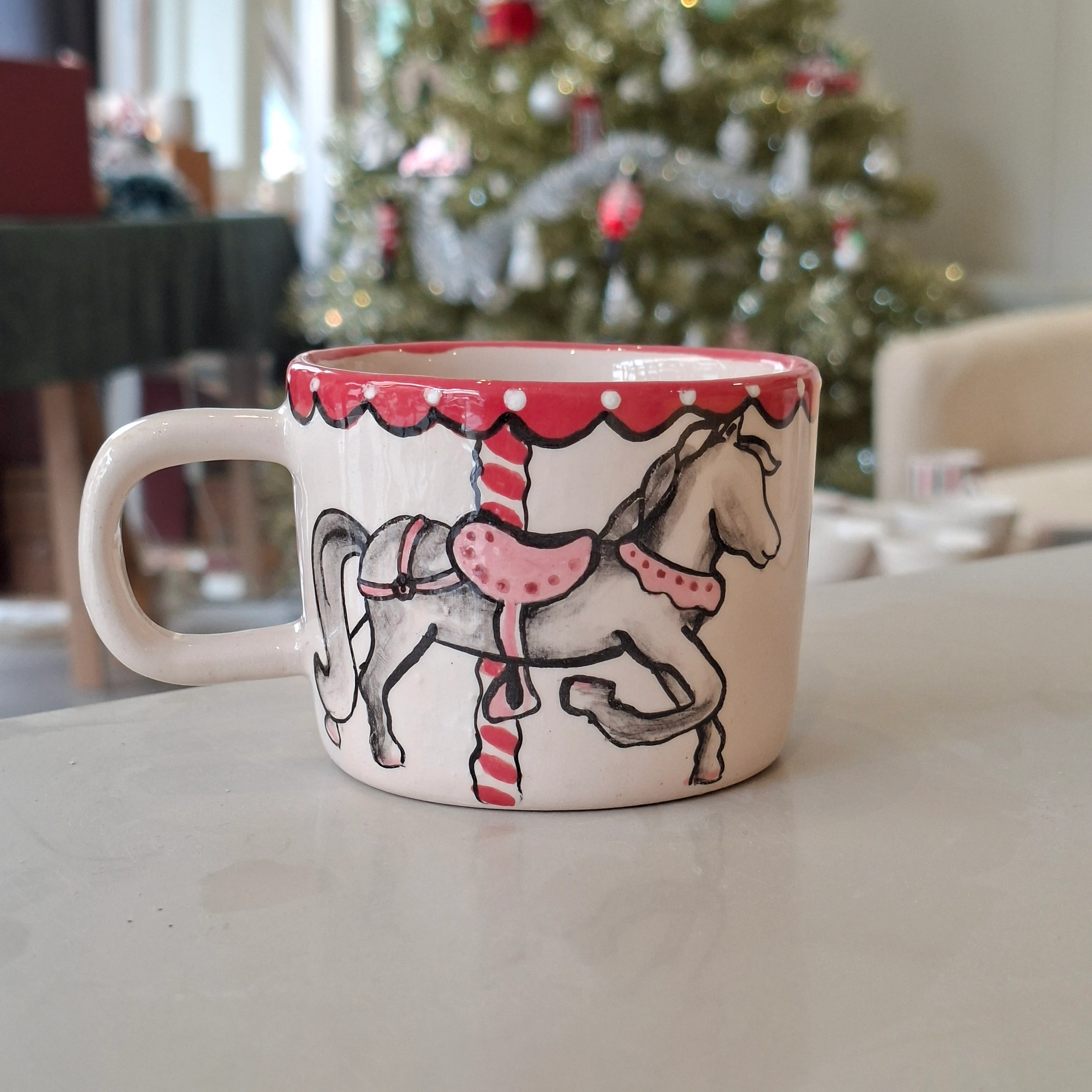 El yapımı seramik kupa dönme dolap at