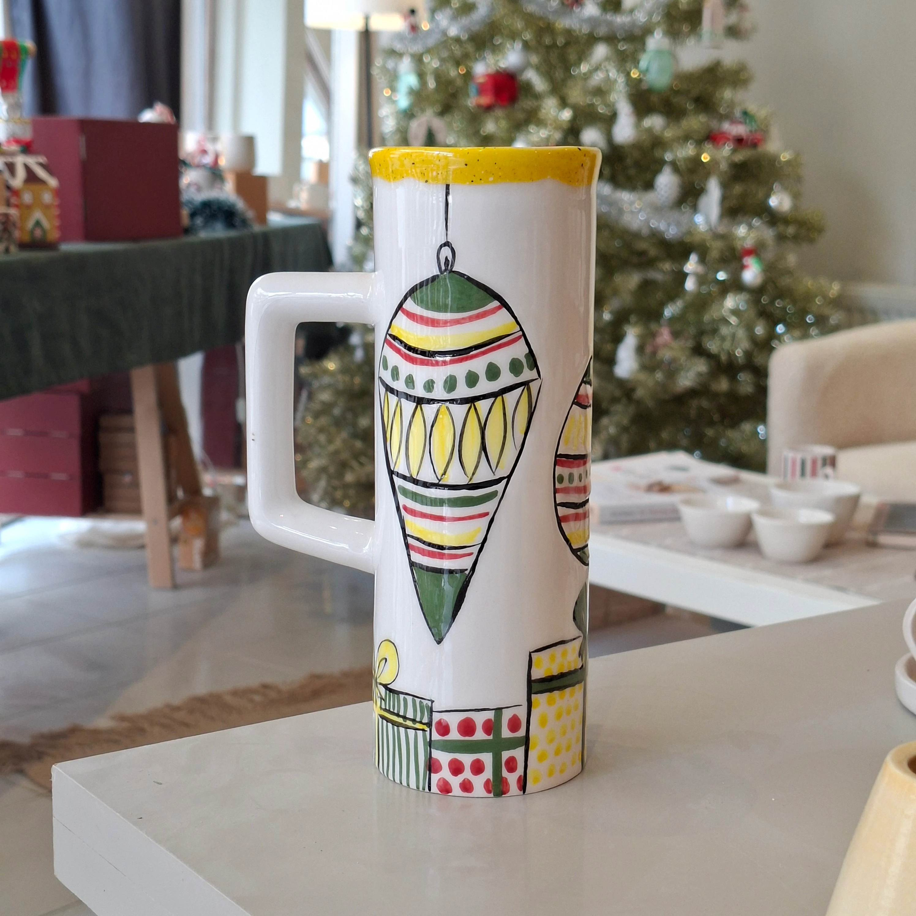 El yapımı seramik kupa yılbaşı süslü