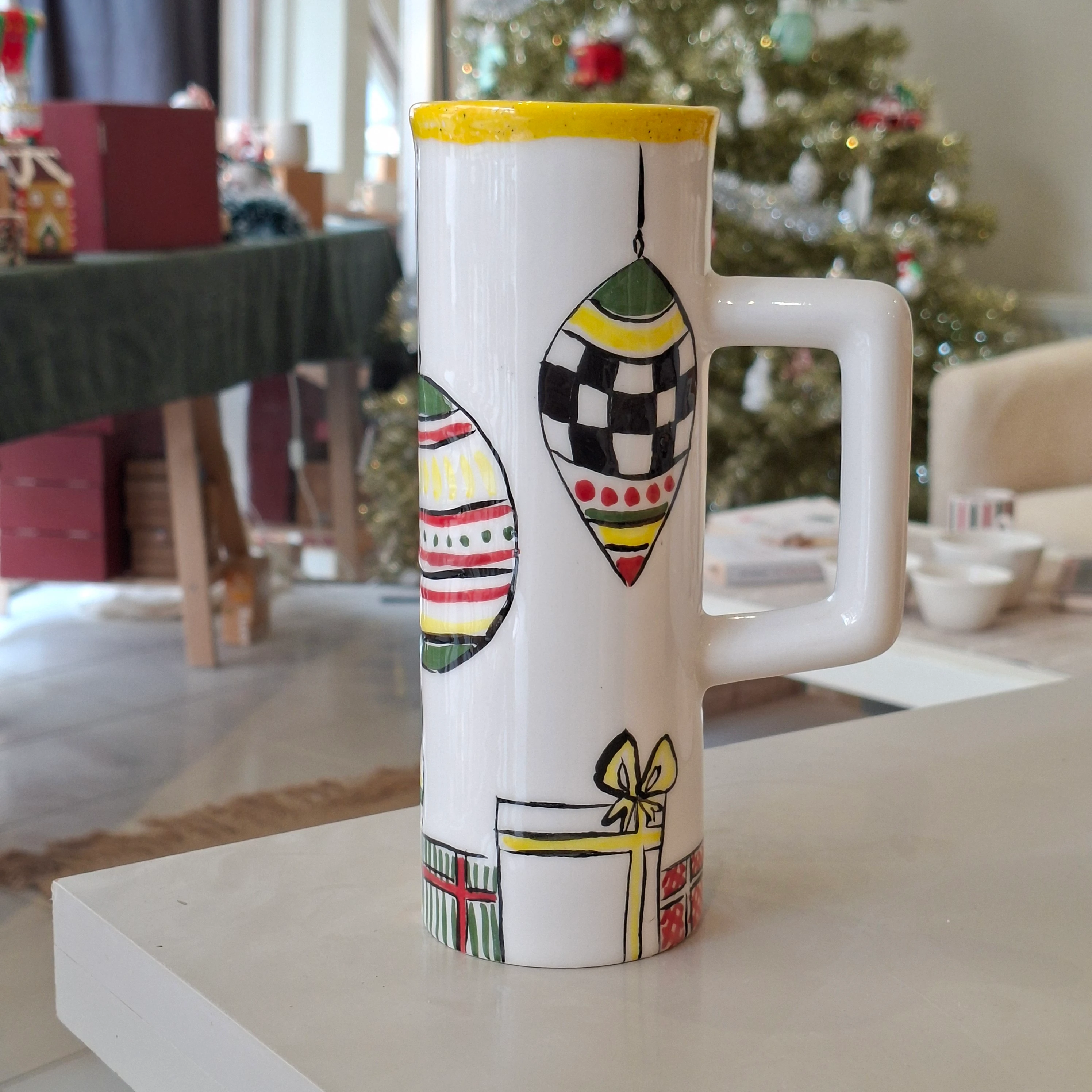 El yapımı seramik kupa yılbaşı süslü