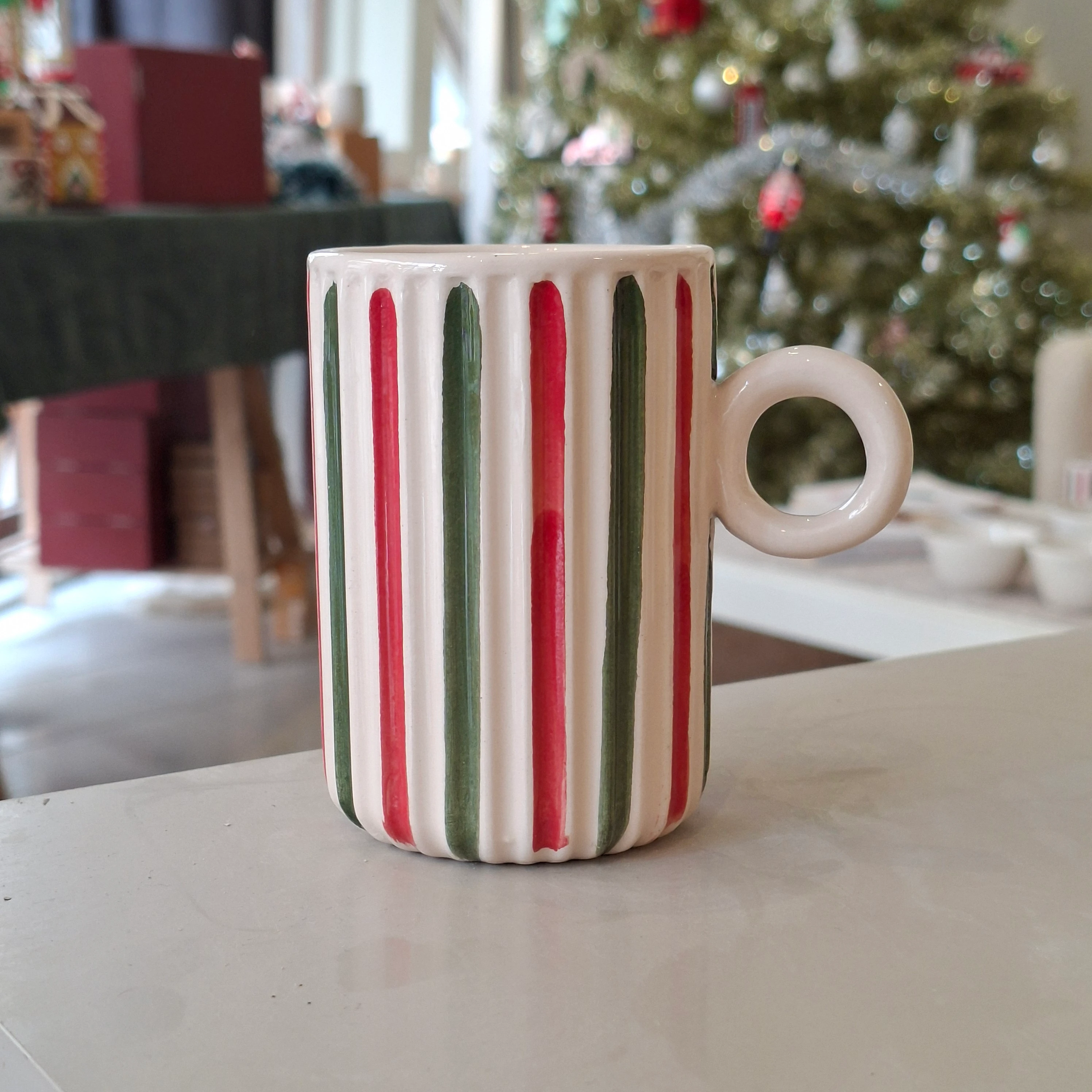 El yapımı seramik kupa çizgili