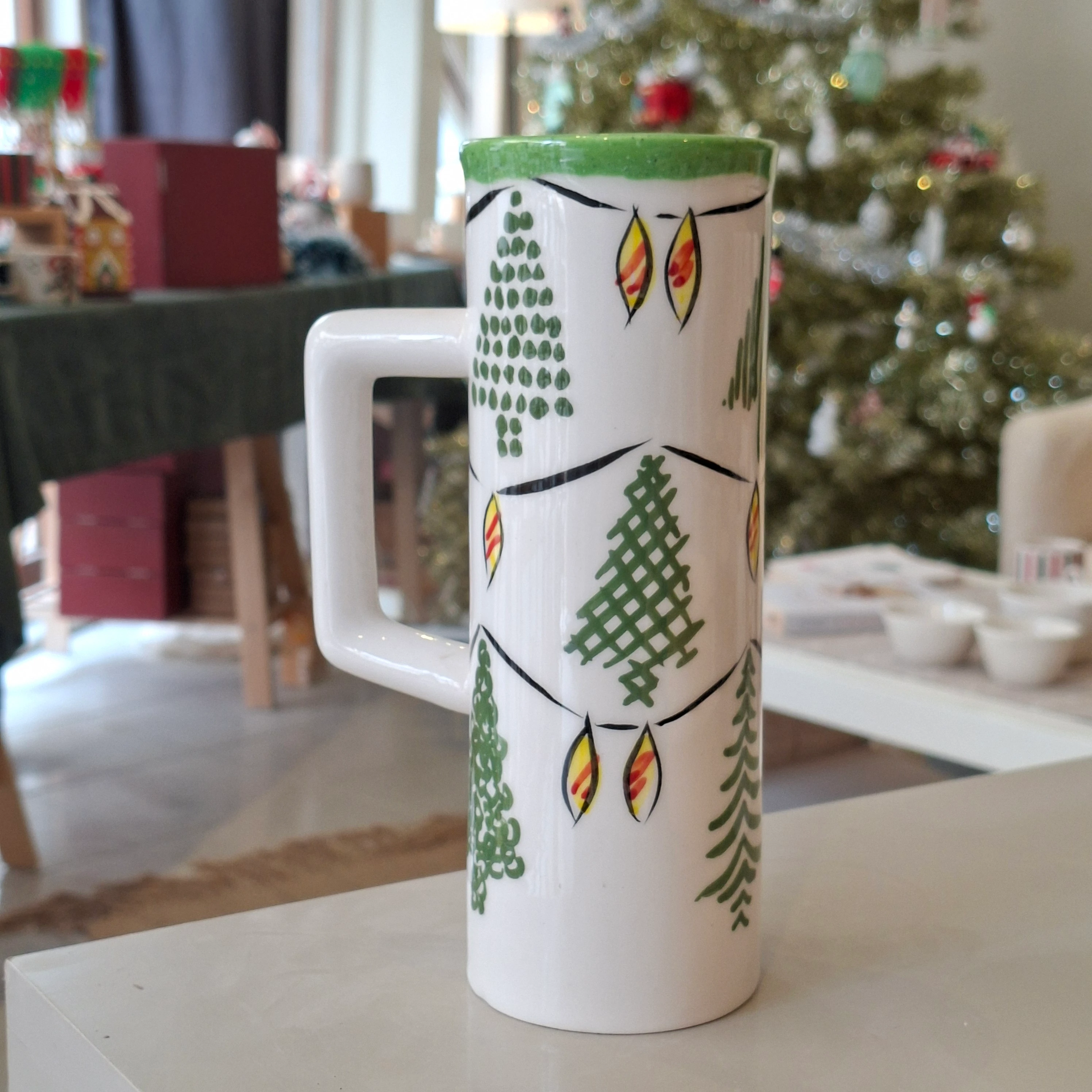 El yapımı seramik kupa yılbaşı süslü