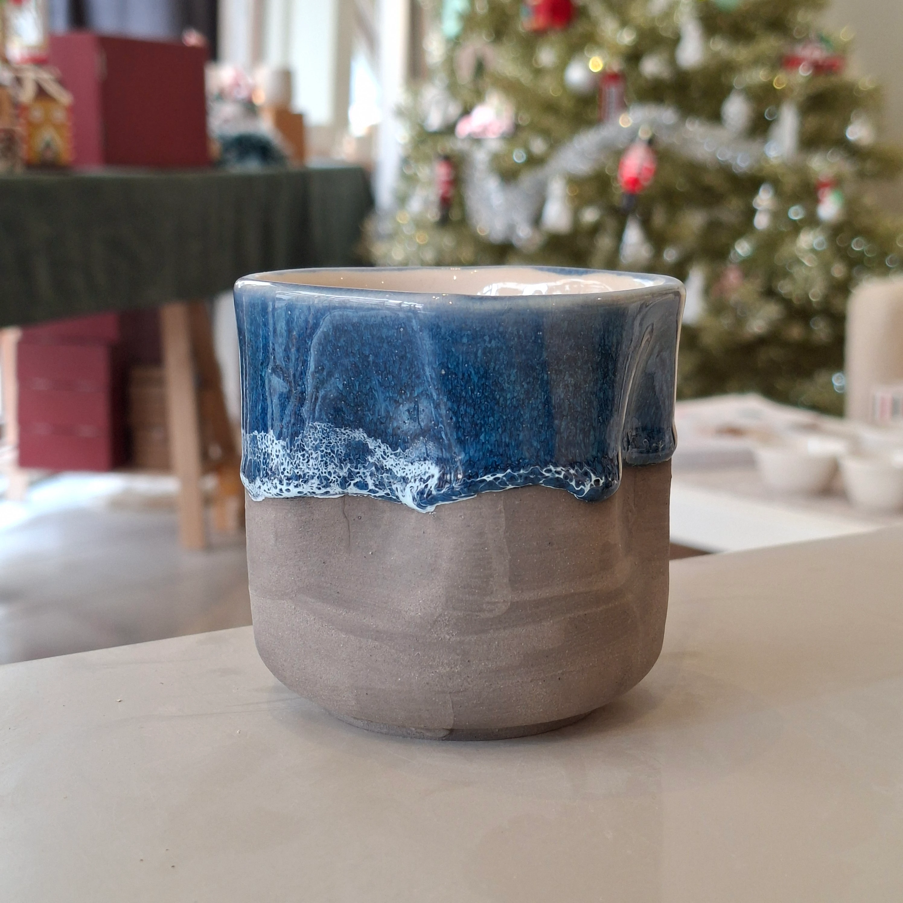 El yapımı seramik kupa deniz