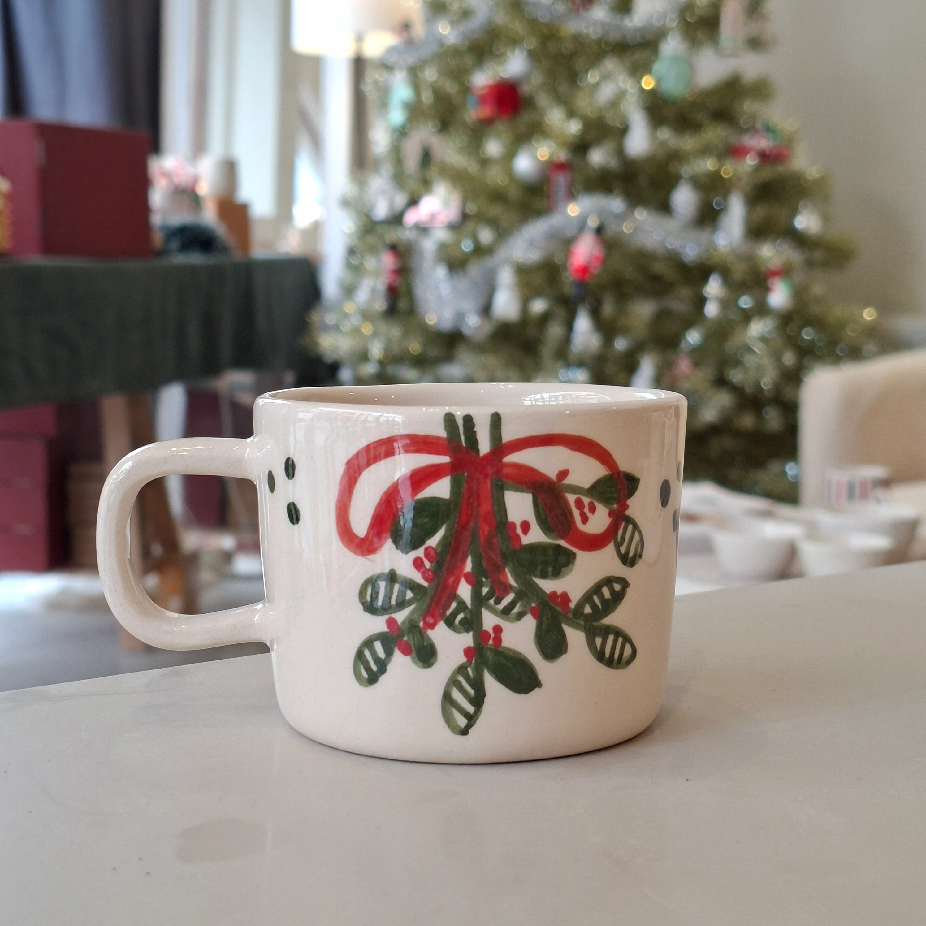 El yapımı seramik kupa Kırmızı kurdele