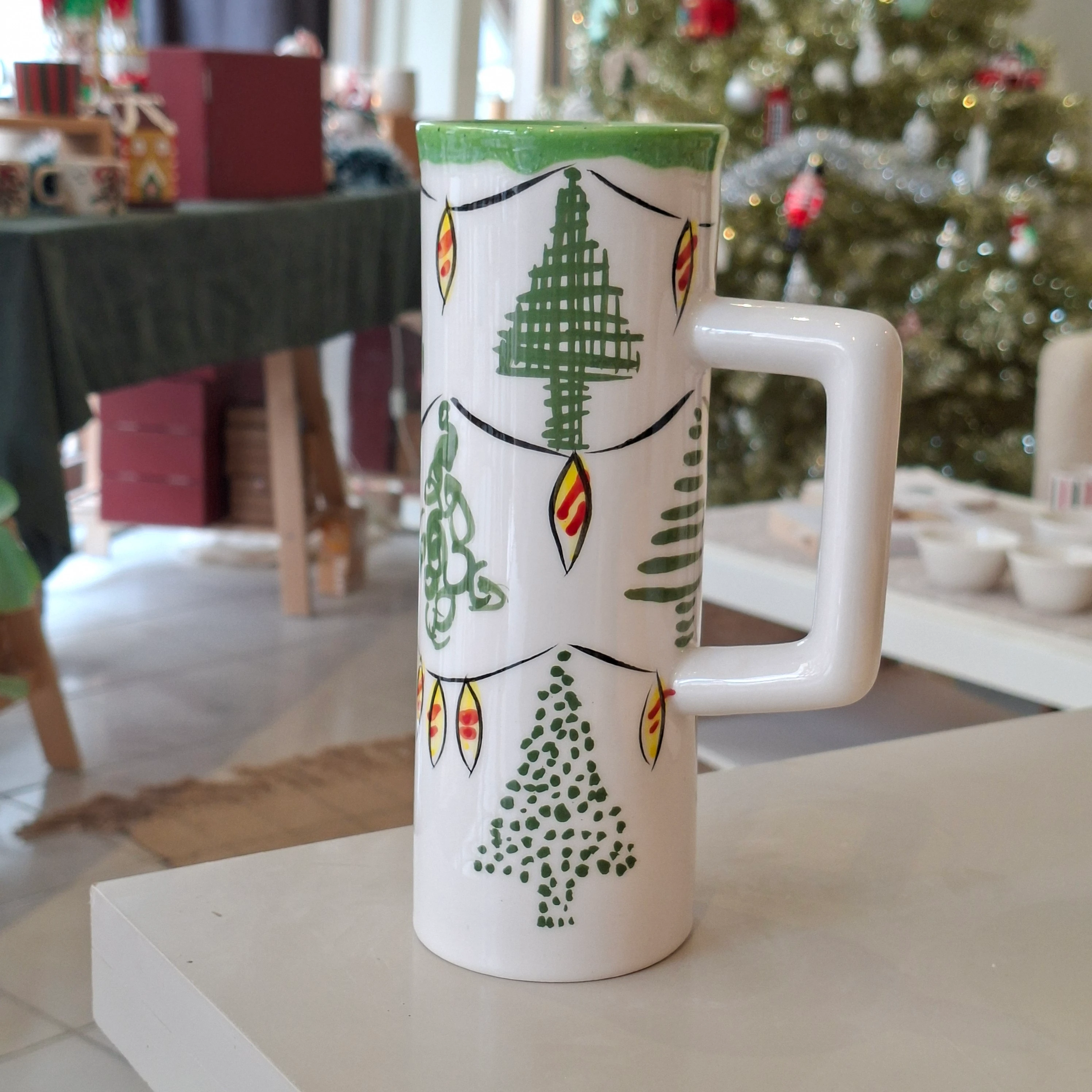 El yapımı seramik kupa yılbaşı süslü