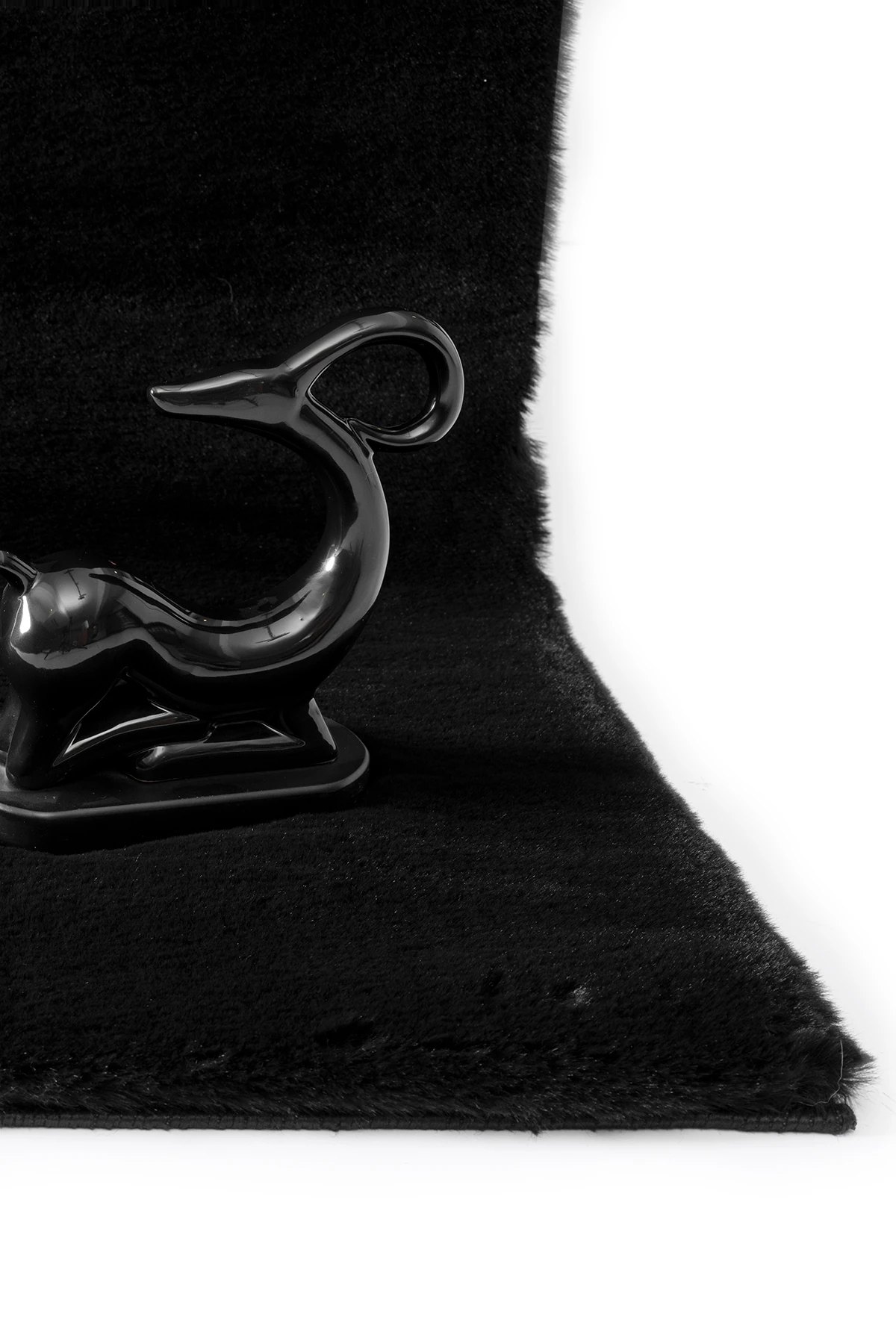 Siyah Tavşan Tüyü Yumuşak Kaymaz Özel Taban Peluş Halı Yolluk