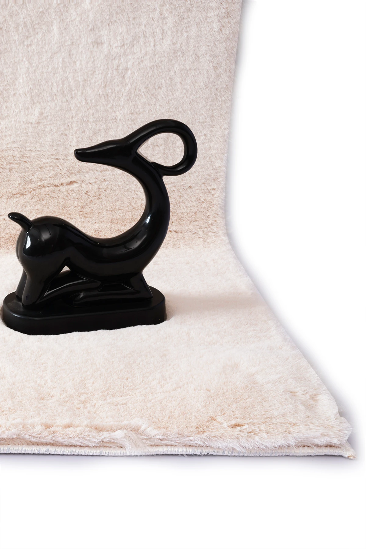 Bej Tavşan Tüyü Yumuşak Kaymaz Özel Taban Peluş Halı Yolluk