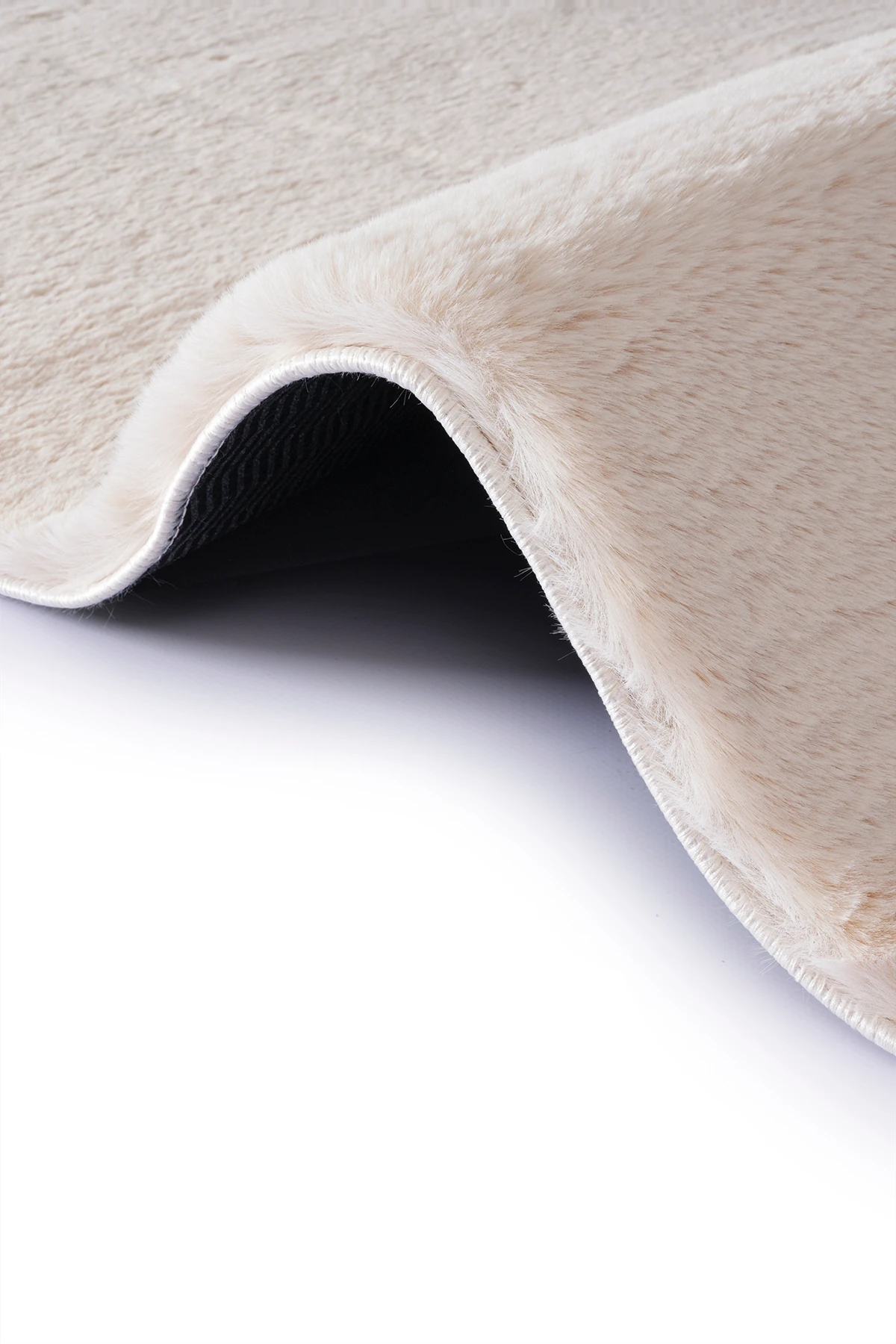 Bej Tavşan Tüyü Yumuşak Kaymaz Özel Taban Peluş Halı Yolluk