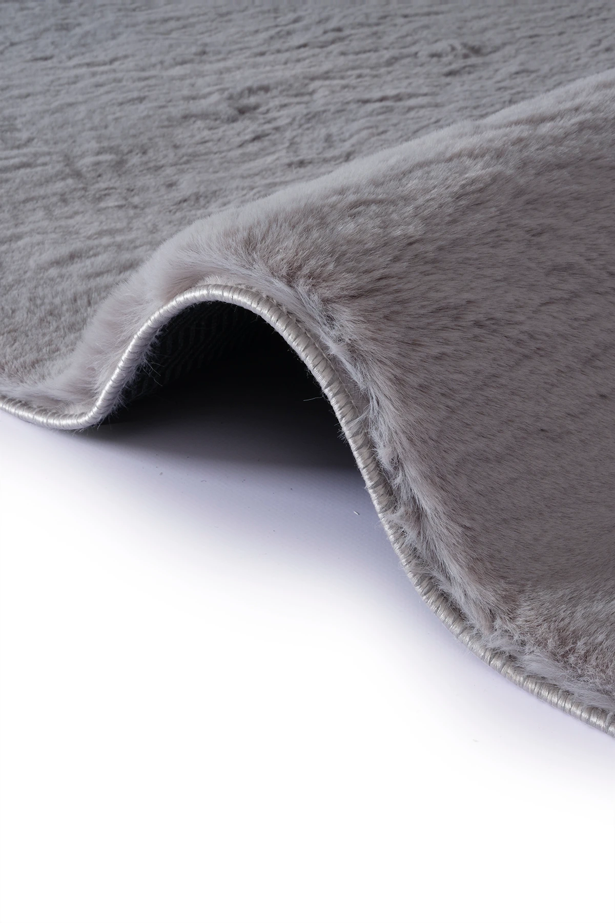 Gümüş Tavşan Tüyü Yumuşak Kaymaz Özel Taban Peluş Halı Yolluk