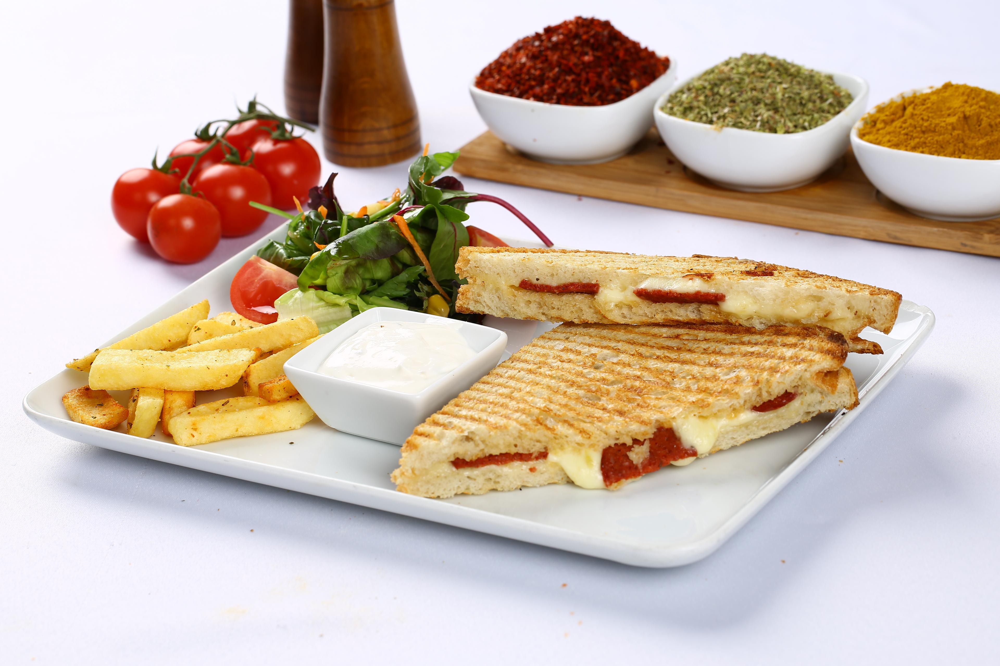 Kavurmalı Kaşarlı Tost