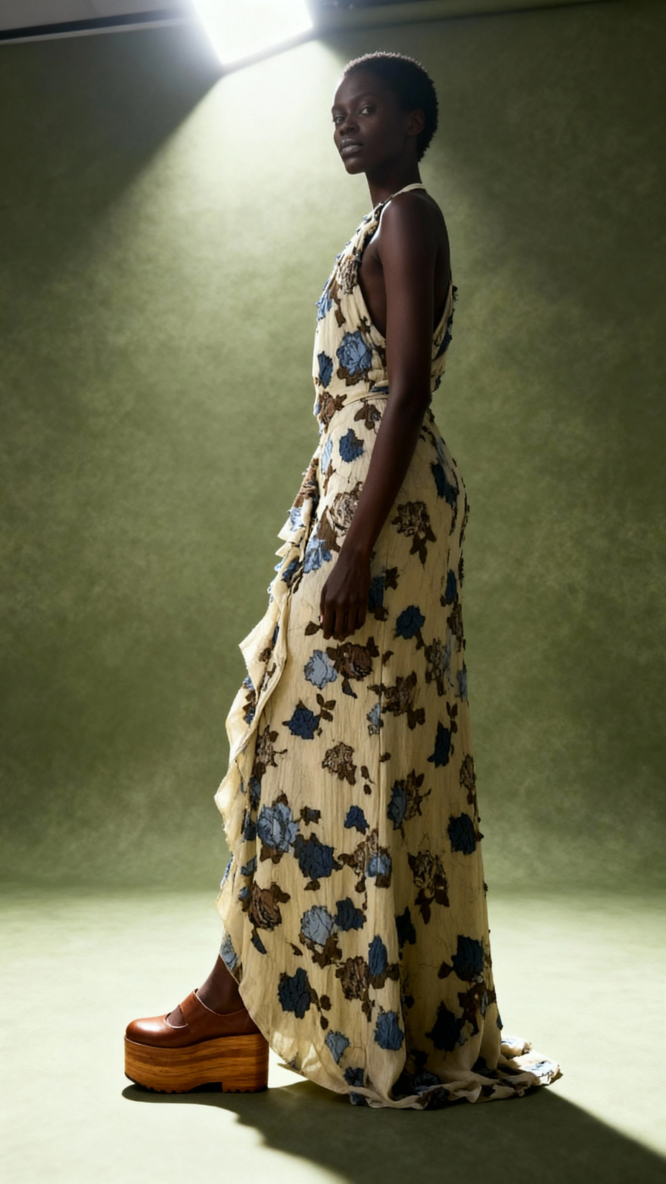 İpek Yakma Desenli Ahşap Zincir Askı Detaylı Drapeli Elbise