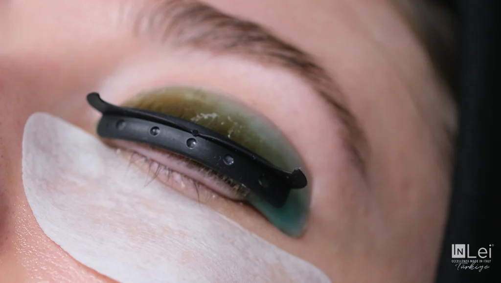 Örneğin bu görselde solüsyon üzerinde siyah Stopper kullanılmıştır. Elbette solüsyon ile kullanılmasında hiçbir problem yoktur. Gönül rahatlığıyla kullanabilirsiniz.