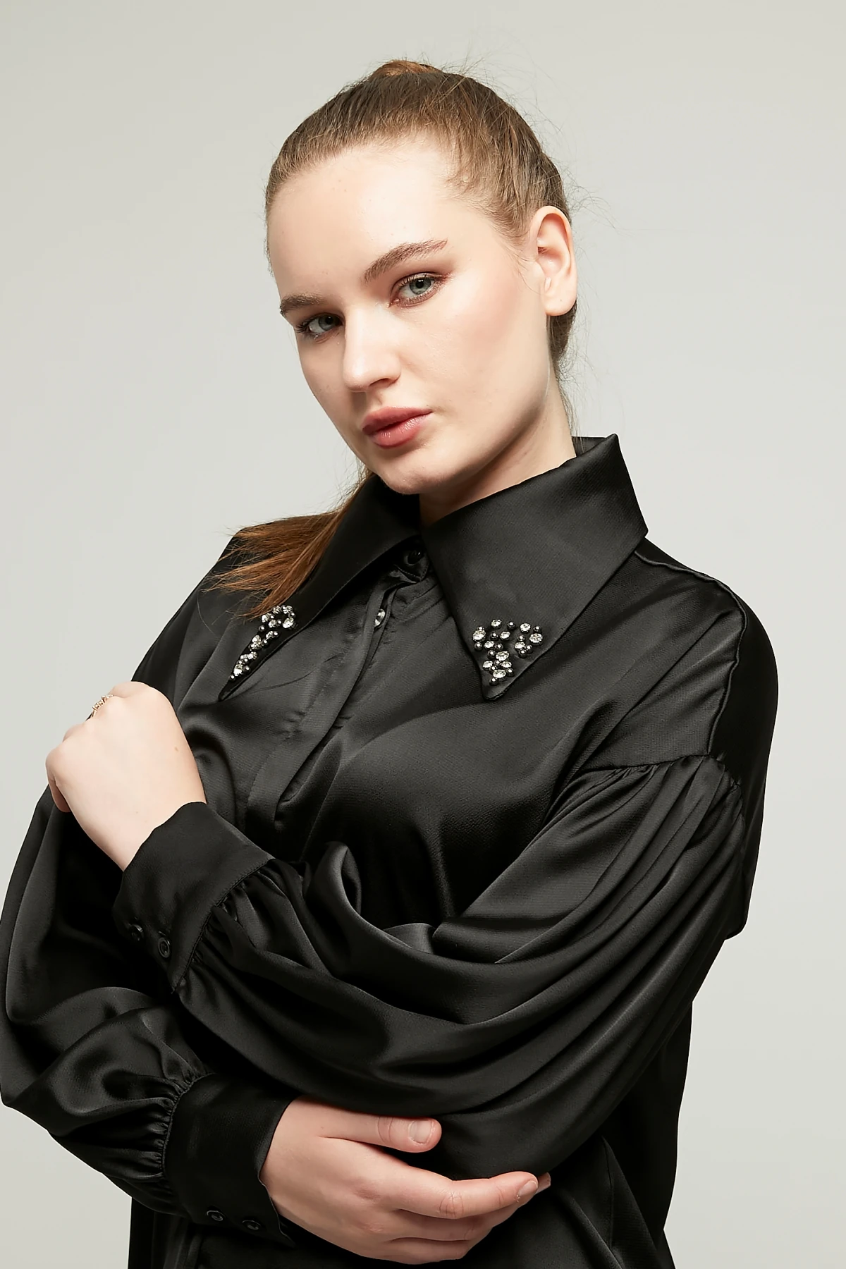Kadın Yakası Taşlı Saten Gömlek - Siyah