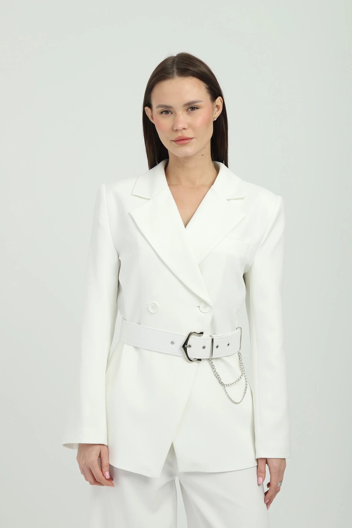 Zincir Aksesuarlı Beyaz Kruvaze Takım