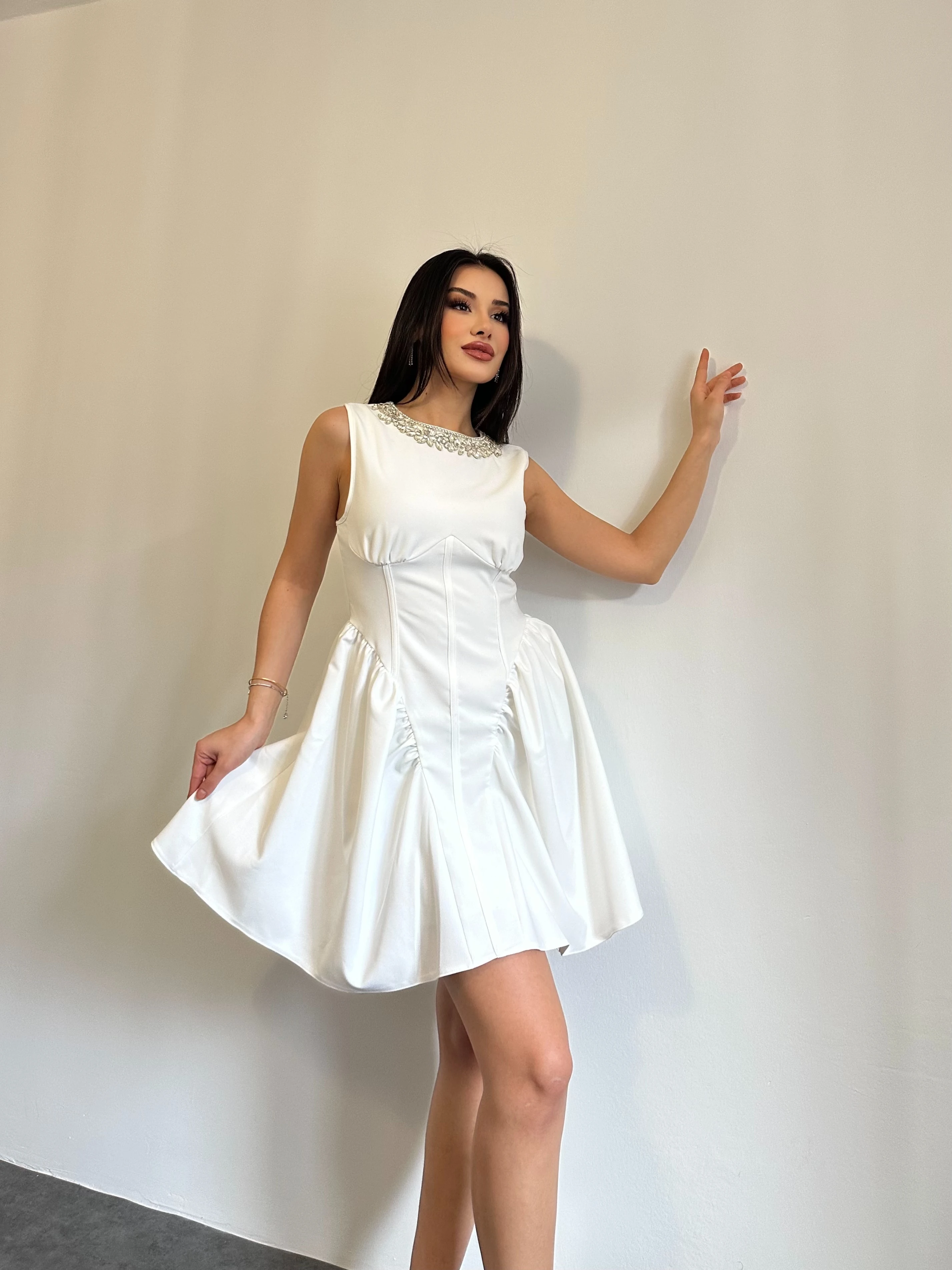 Taş Kolyeli Belden Oturtmalı Midi Boy Günlük Elbise 