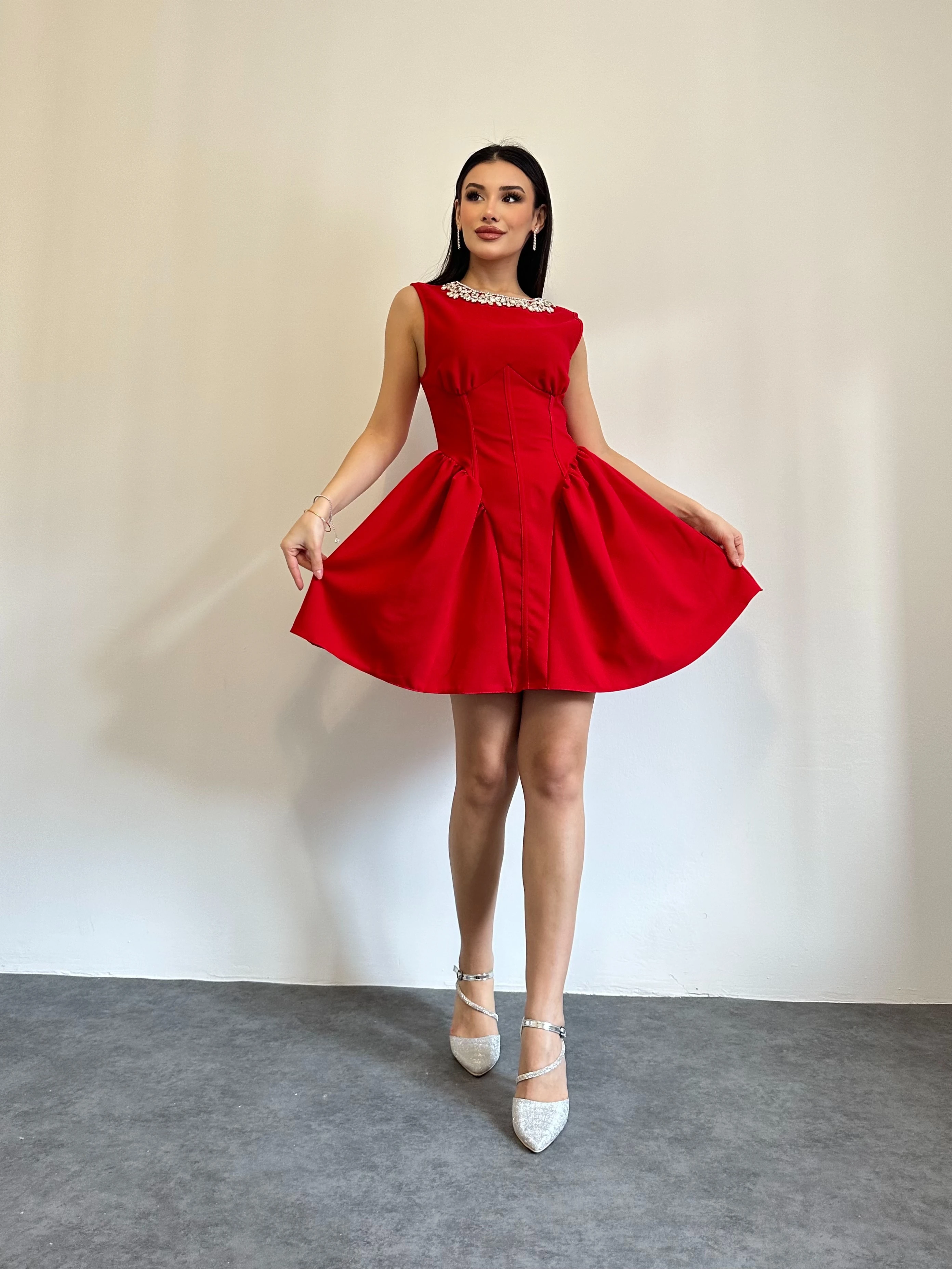 Taş Kolyeli Belden Oturtmalı Midi Boy Günlük Elbise  - Kırmızı