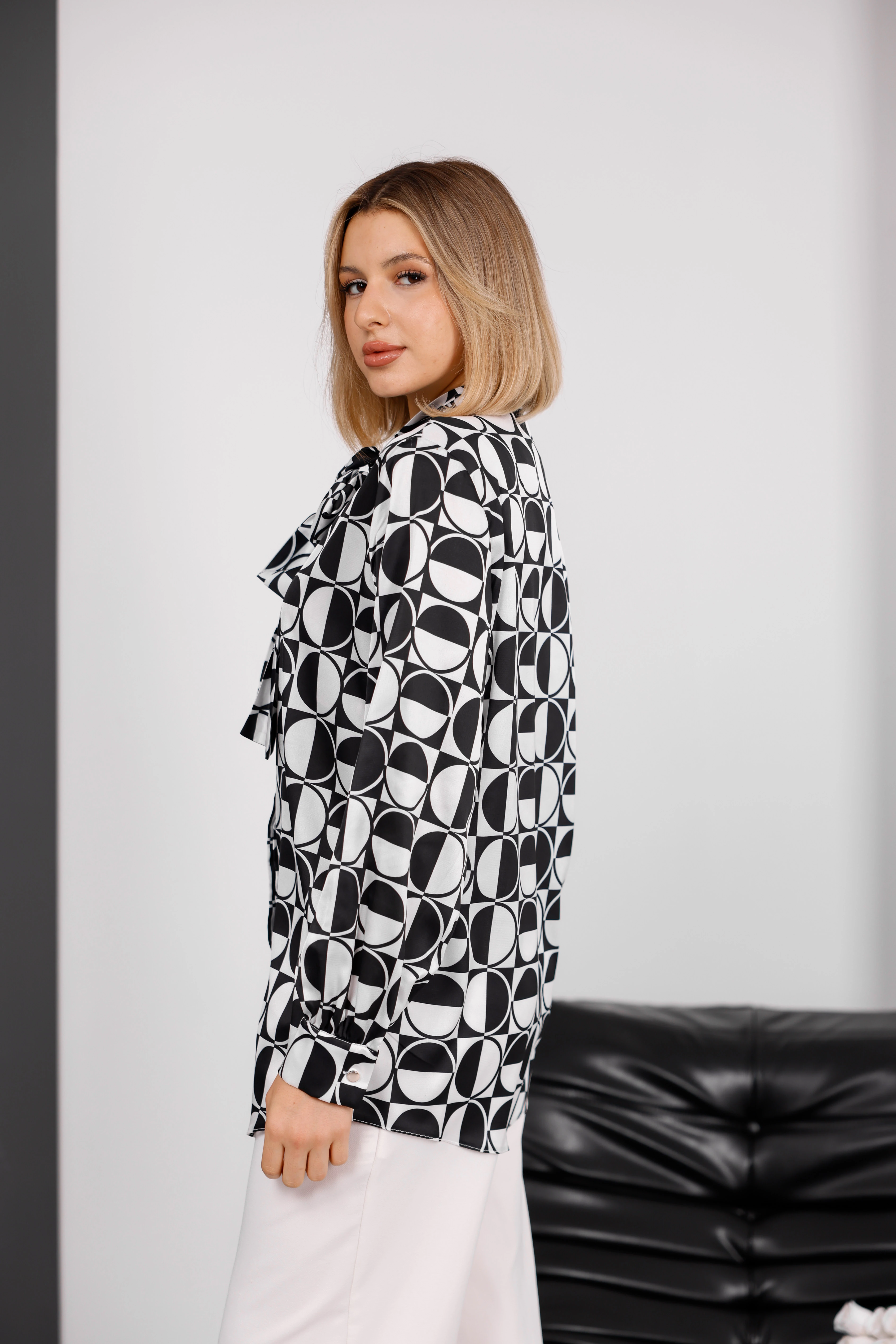 Kadın Fiyonklu Dijital Baskı Desenli Saten Gömlek