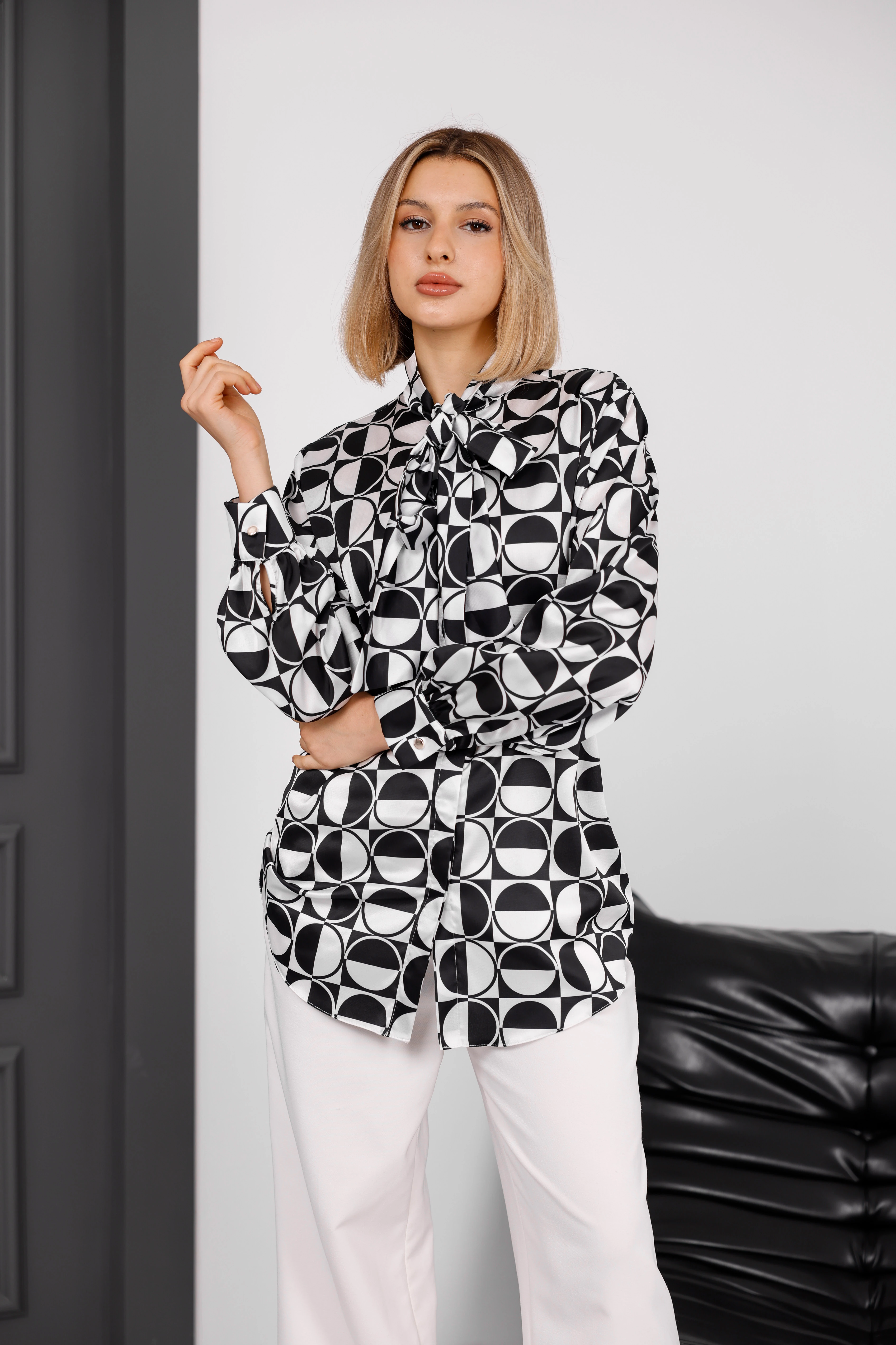 Kadın Fiyonklu Dijital Baskı Desenli Saten Gömlek