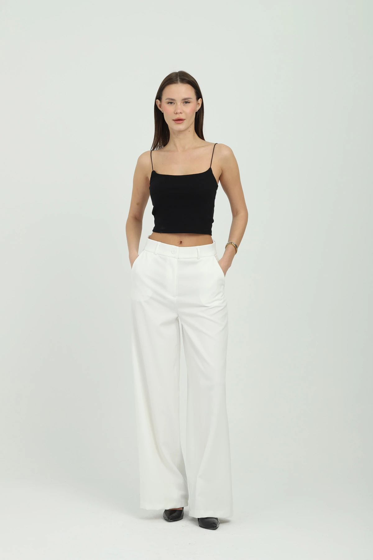 Zincir Aksesuarlı Beyaz Kruvaze Takım