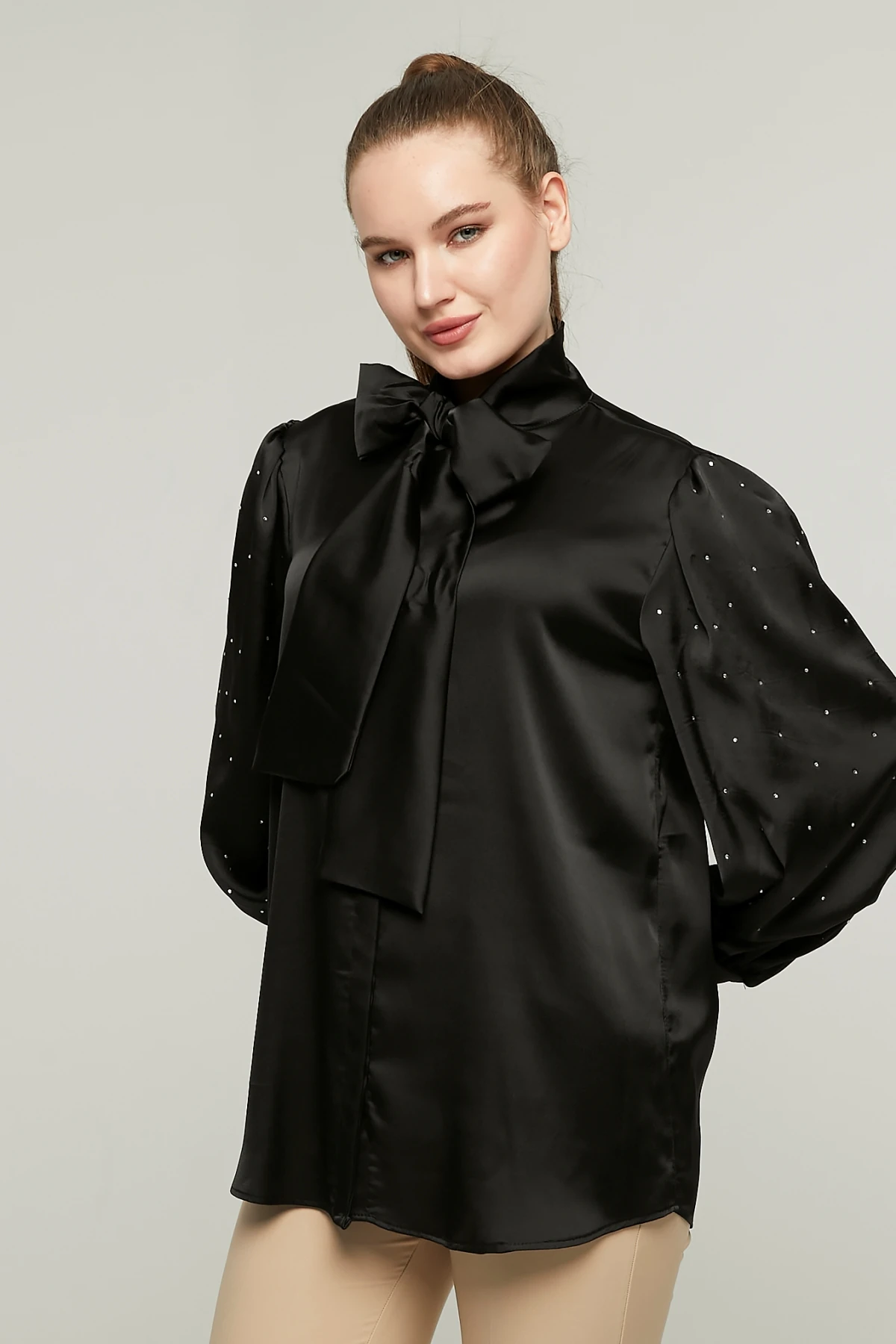 Kadın Fiyonklu Balon Kol Taşlı Saten Gömlek