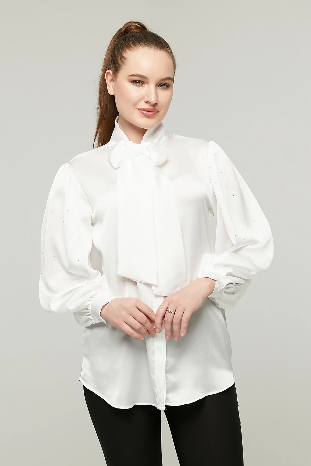 Kadın Fiyonklu Balon Kol Taşlı Saten Gömlek - Beyaz