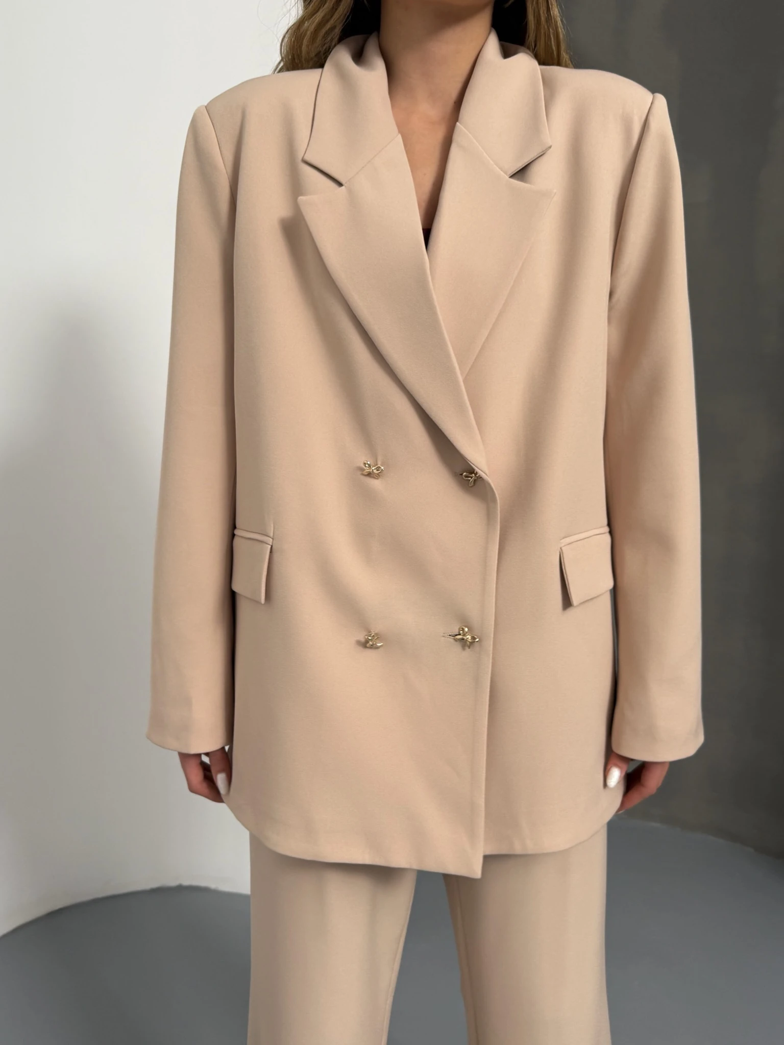 Kelebek Düğmeli Oversize Bej Kruvaze Ceket