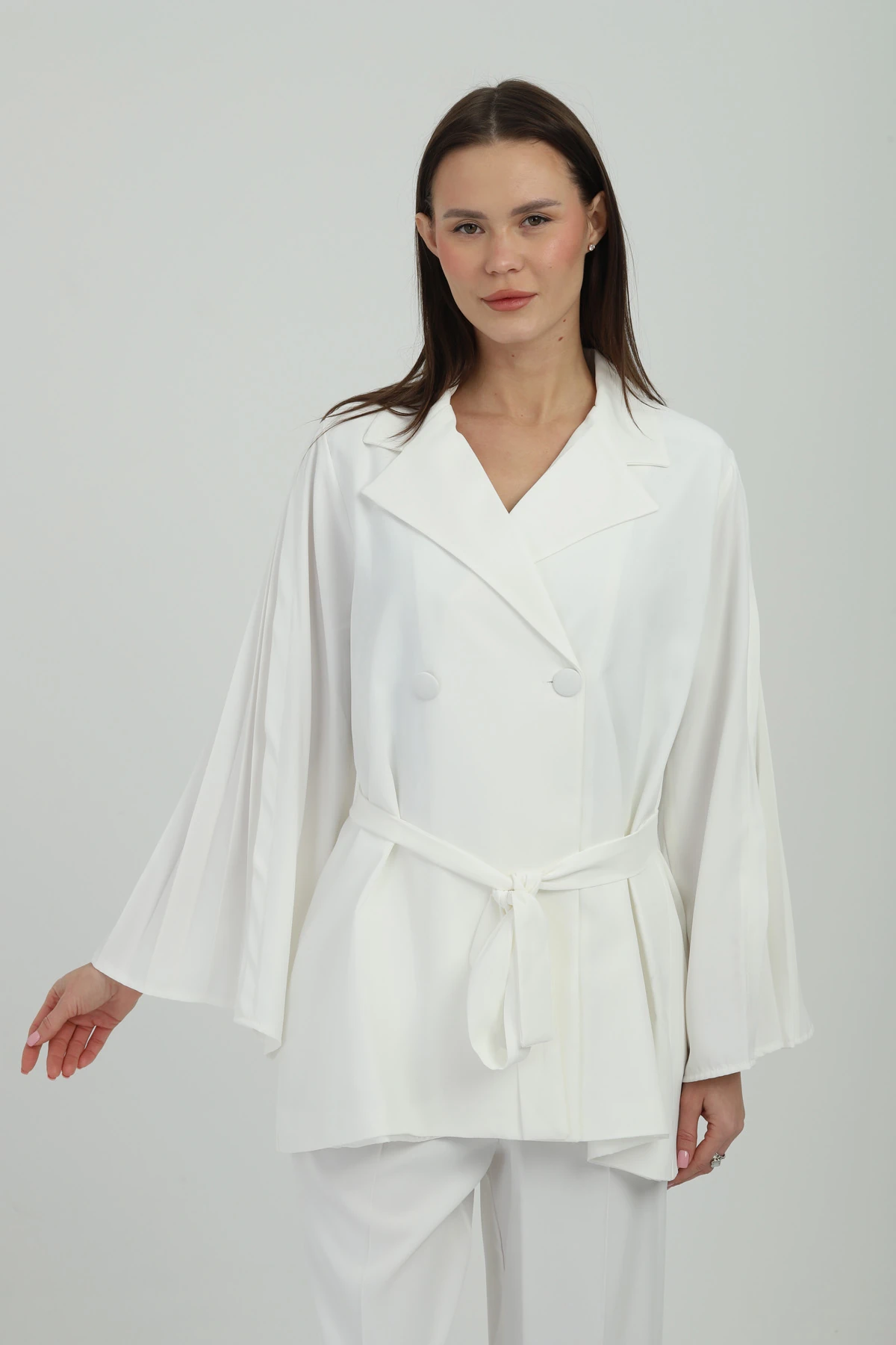 Kol Piliseli Bağlamalı Beyaz Kruvaze Ceket