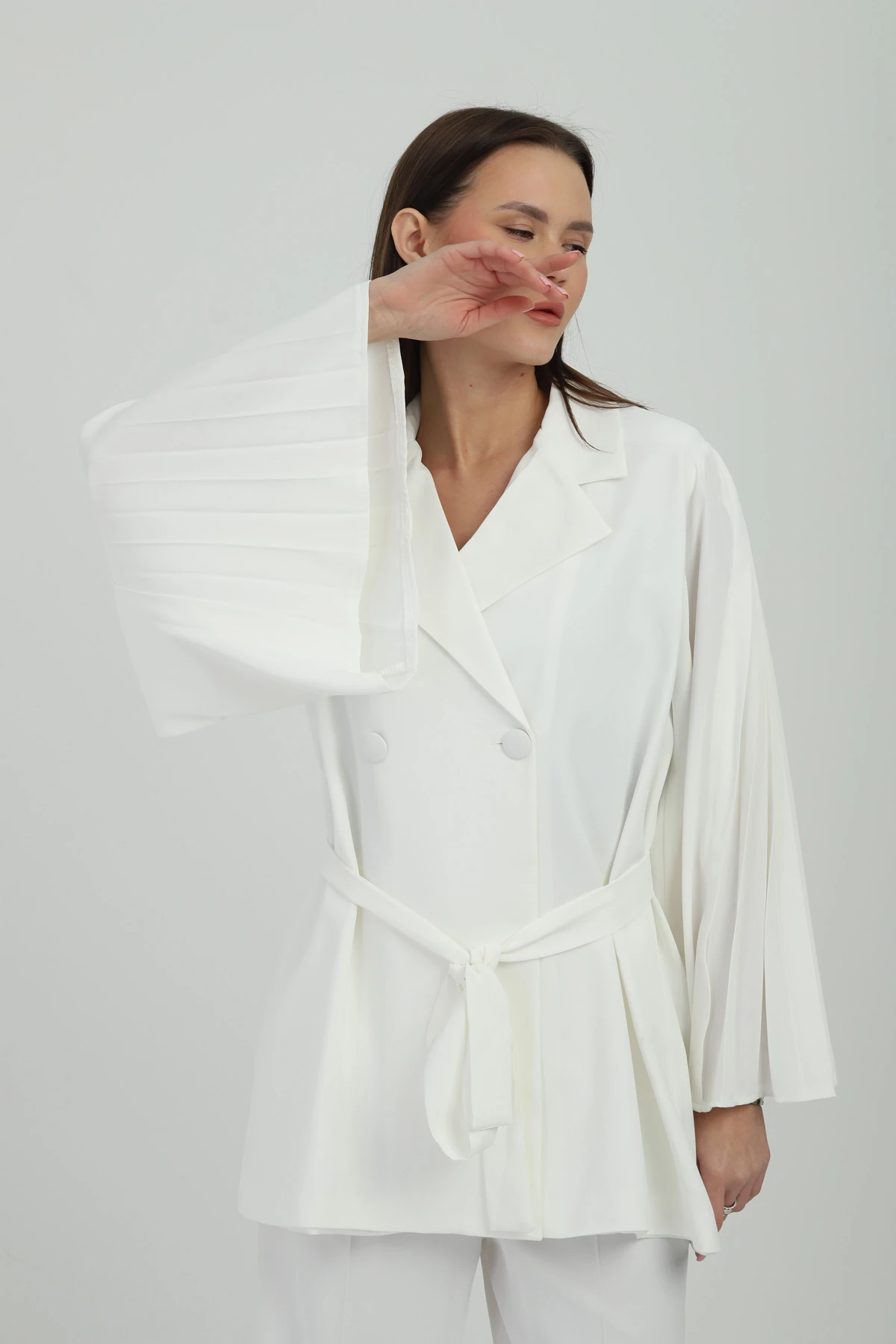 Kol Piliseli Bağlamalı Beyaz Kruvaze Ceket