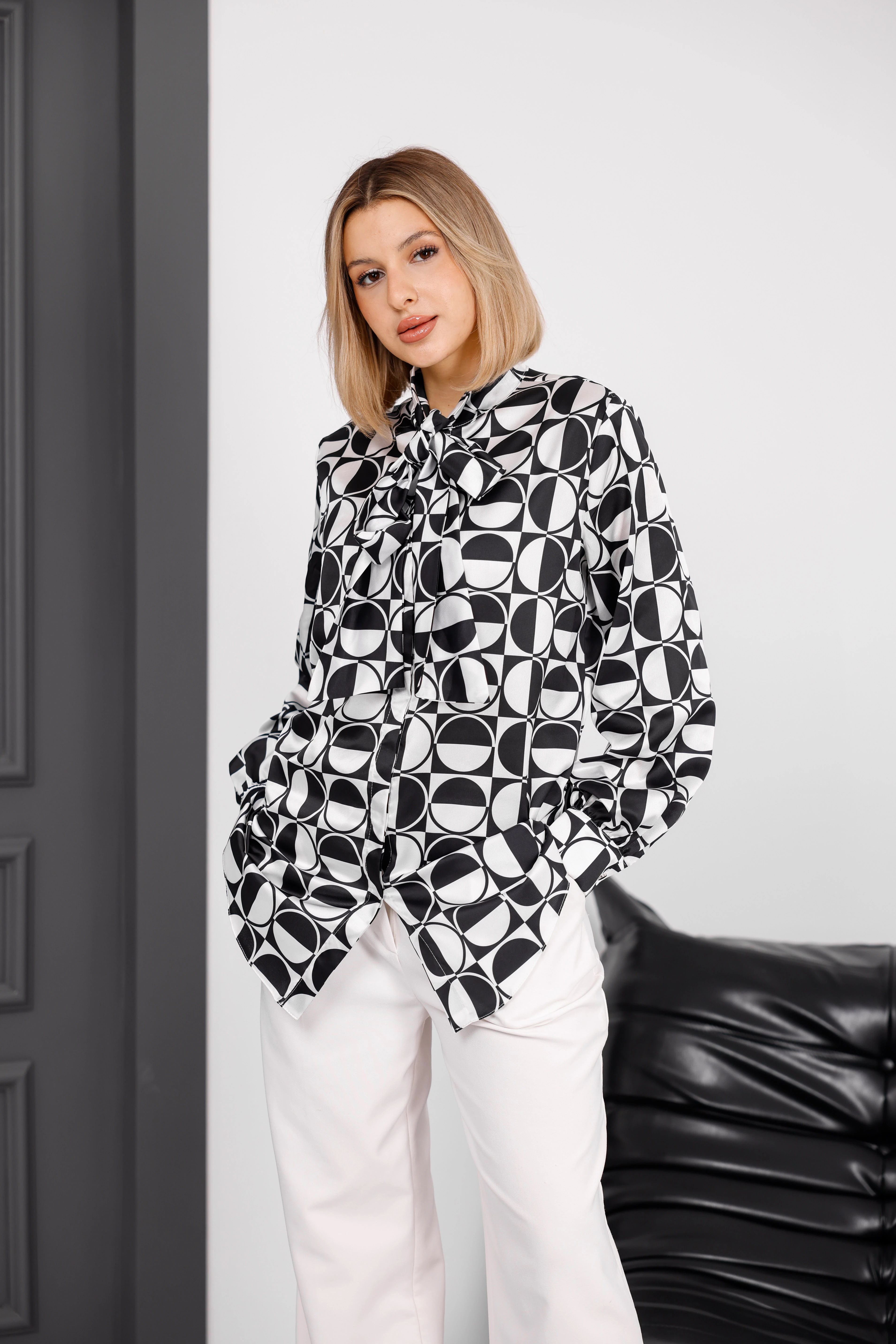 Kadın Fiyonklu Dijital Baskı Desenli Saten Gömlek