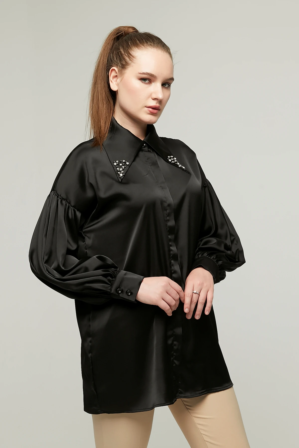 Kadın Yakası Taşlı Saten Gömlek