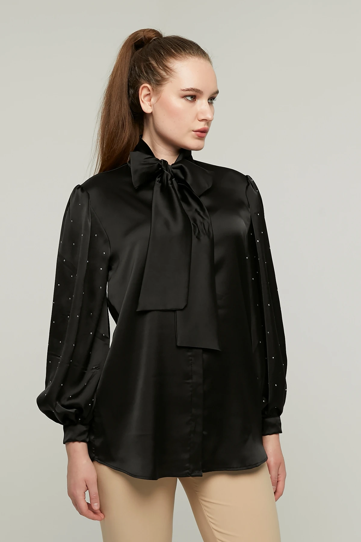 Kadın Fiyonklu Balon Kol Taşlı Saten Gömlek - Siyah