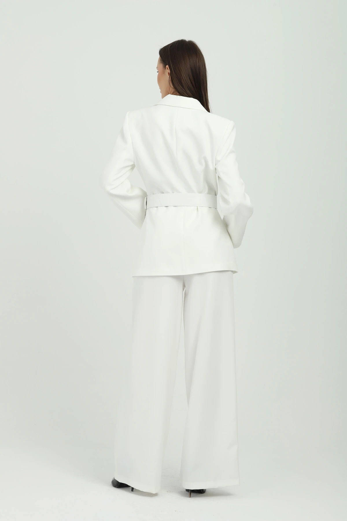 Zincir Aksesuarlı Beyaz Kruvaze Takım