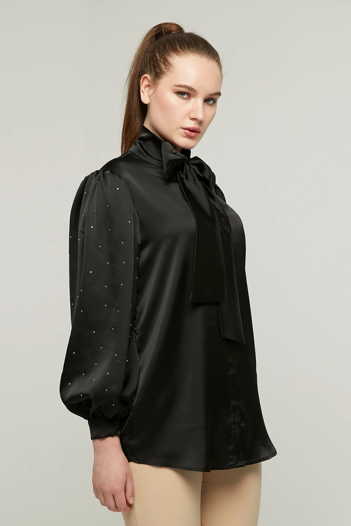 Kadın Fiyonklu Balon Kol Taşlı Saten Gömlek