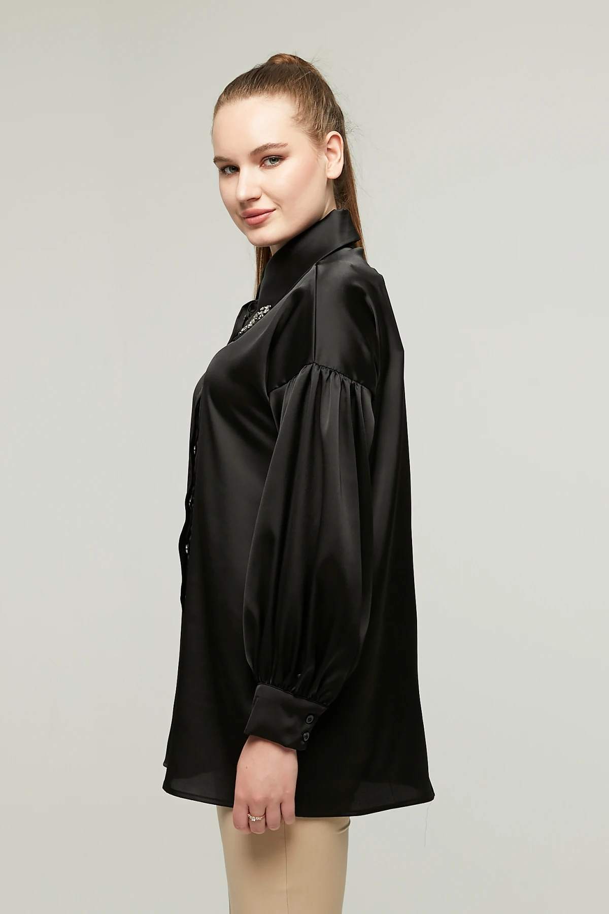 Kadın Yakası Taşlı Saten Gömlek