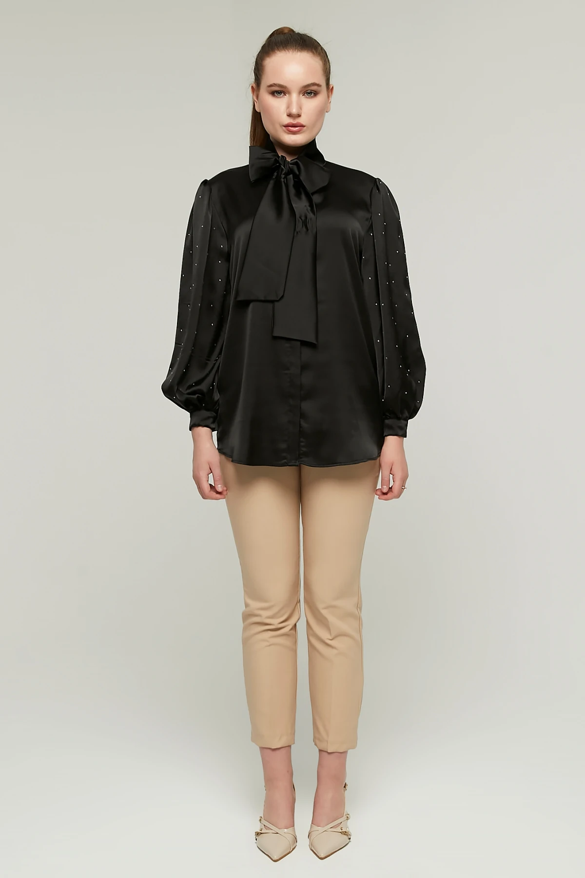 Kadın Fiyonklu Balon Kol Taşlı Saten Gömlek